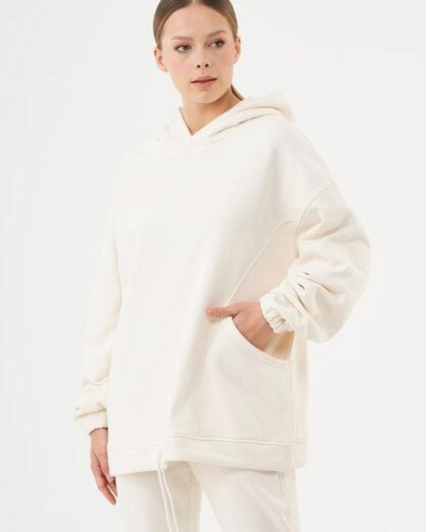 ORGANICATION ESSENTIALS-HANDE- Soft Touch Oversize Hoodie aus Bio-Baumwolle – Ansicht 3