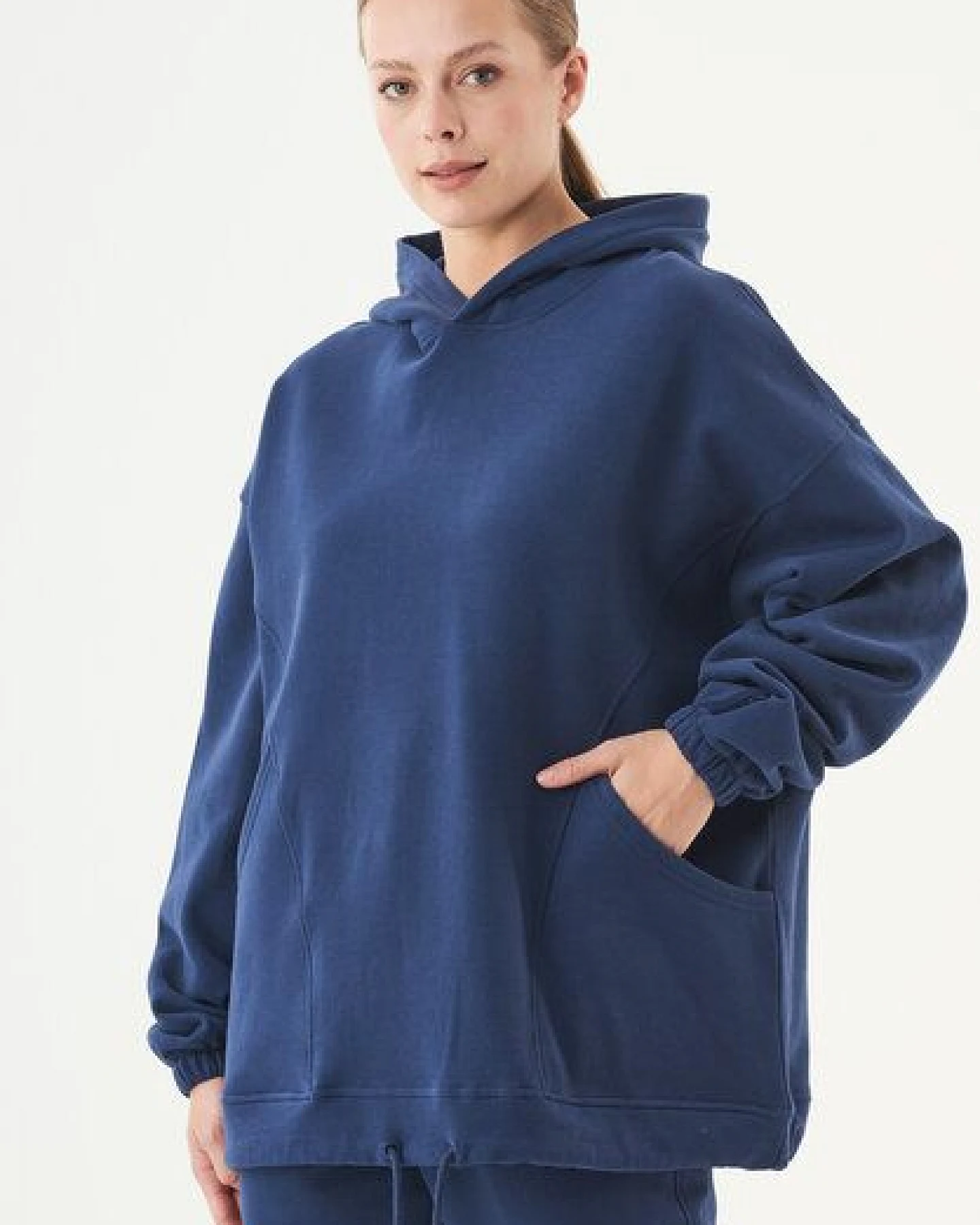 ORGANICATION ESSENTIALS-HANDE- Soft Touch Oversize Hoodie aus Bio-Baumwolle – Ansicht 3