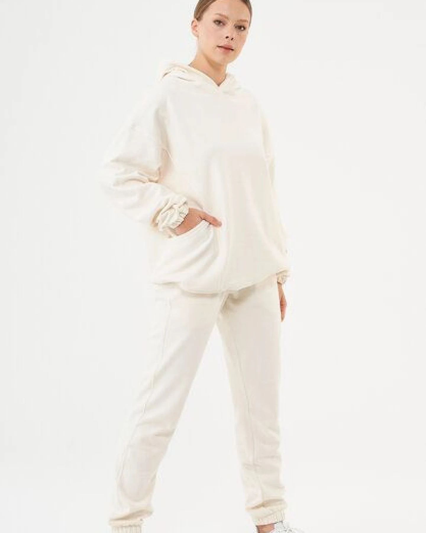 ORGANICATION ESSENTIALS-HANDE- Soft Touch Oversize Hoodie aus Bio-Baumwolle – Ansicht 2