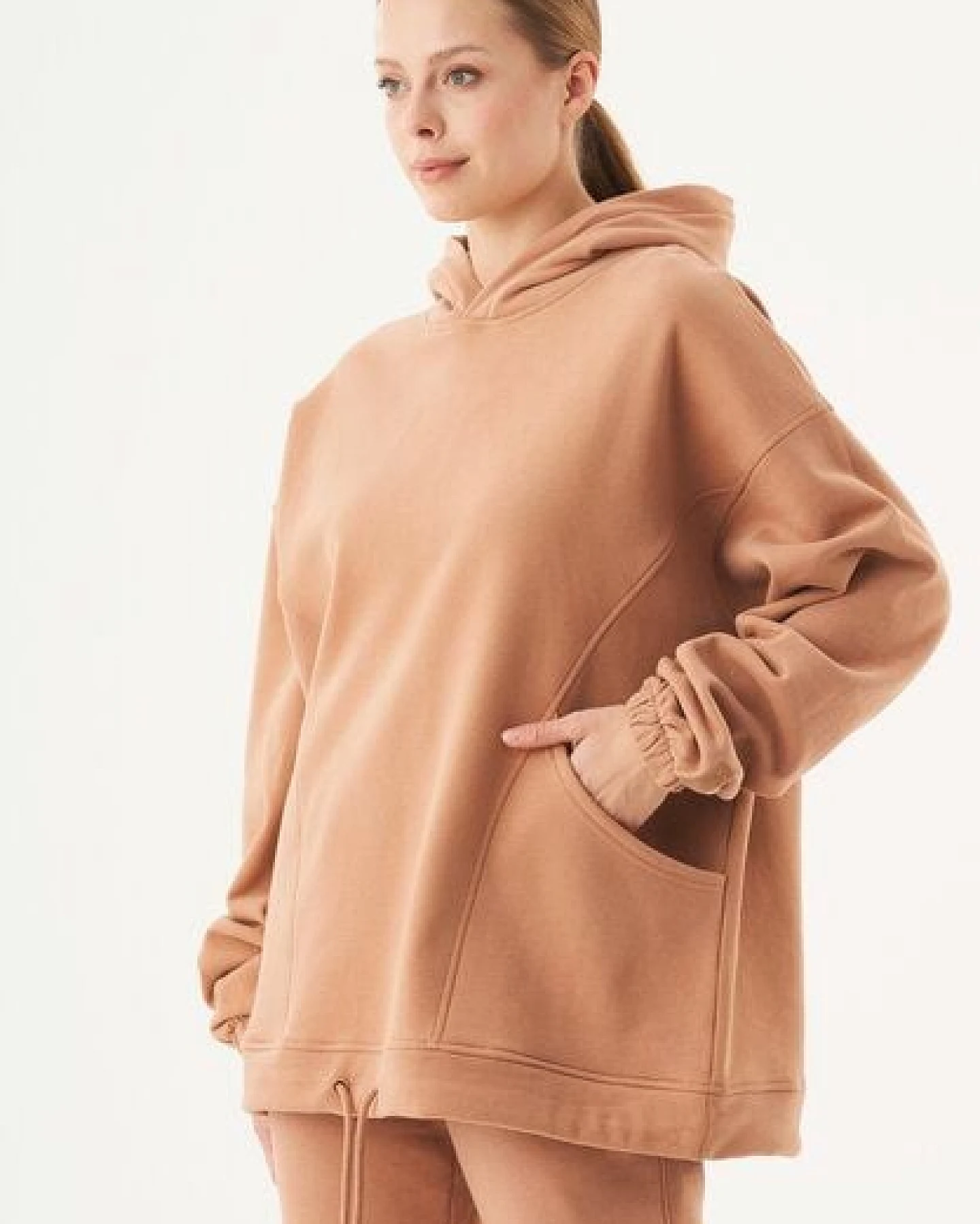 ORGANICATION ESSENTIALS-HANDE- Soft Touch Oversize Hoodie aus Bio-Baumwolle – Ansicht 3