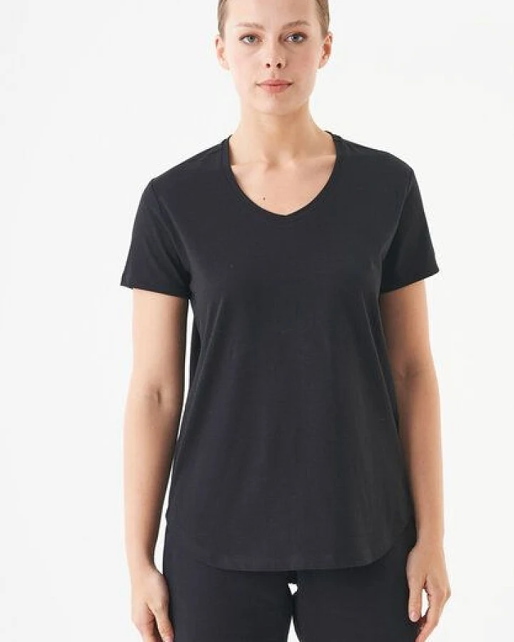 ORGANICATION ESSENTIALS-TUBA- Basic T-Shirt aus Bio-Baumwolle mit V-Ausschnitt