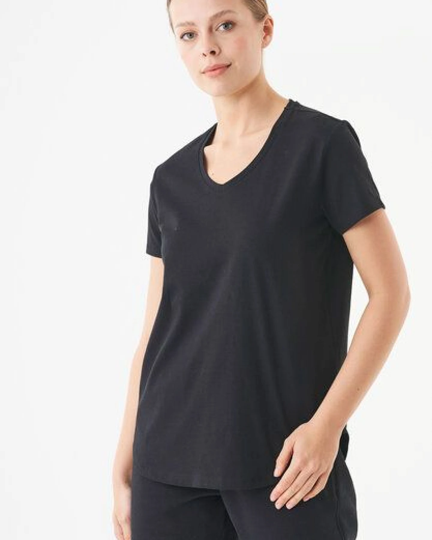 ORGANICATION ESSENTIALS-TUBA- Basic T-Shirt aus Bio-Baumwolle mit V-Ausschnitt – Ansicht 3