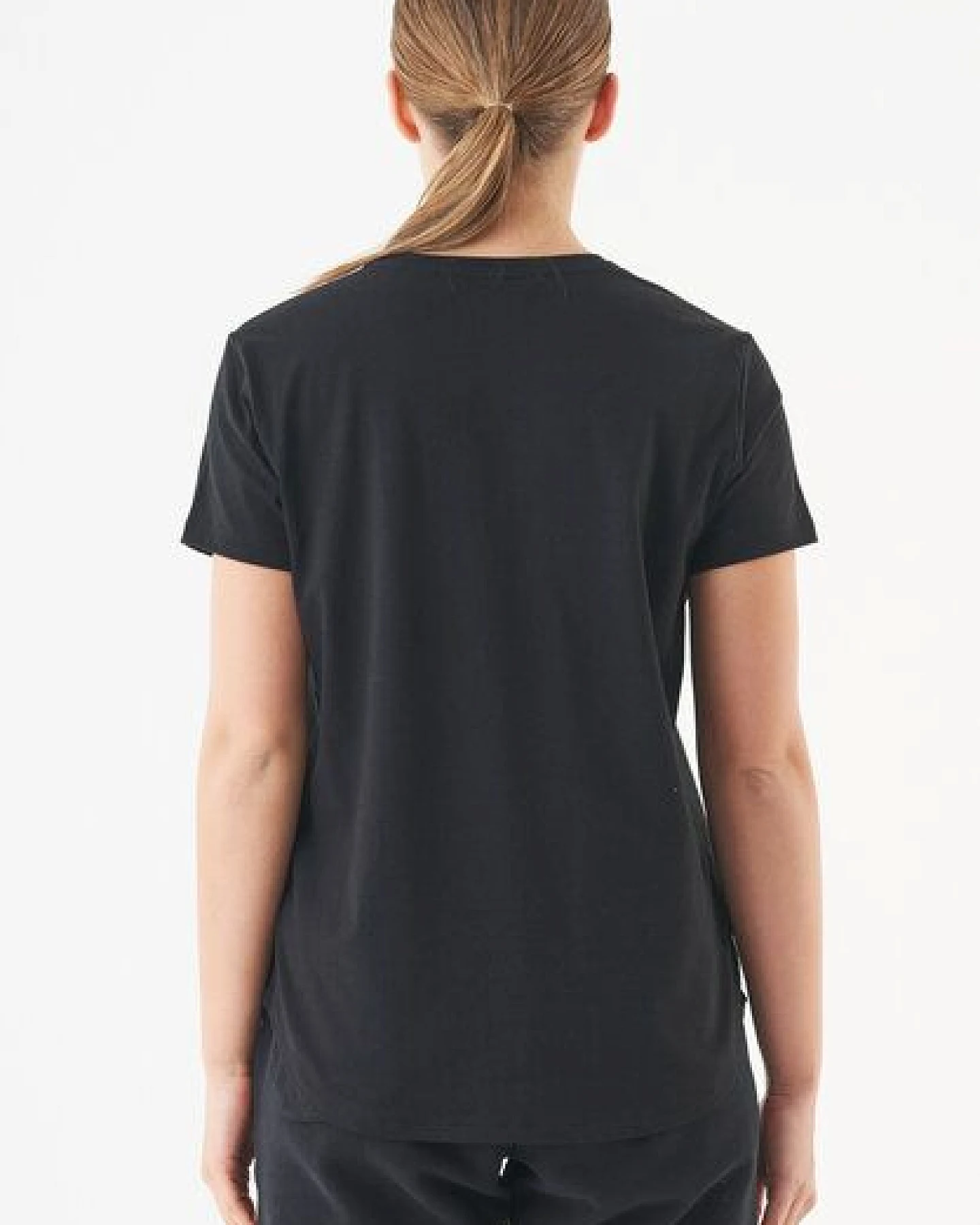 ORGANICATION ESSENTIALS-TUBA- Basic T-Shirt aus Bio-Baumwolle mit V-Ausschnitt – Ansicht 4
