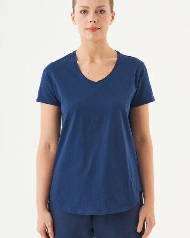 ORGANICATION ESSENTIALS-TUBA- Basic T-Shirt aus Bio-Baumwolle mit V-Ausschnitt