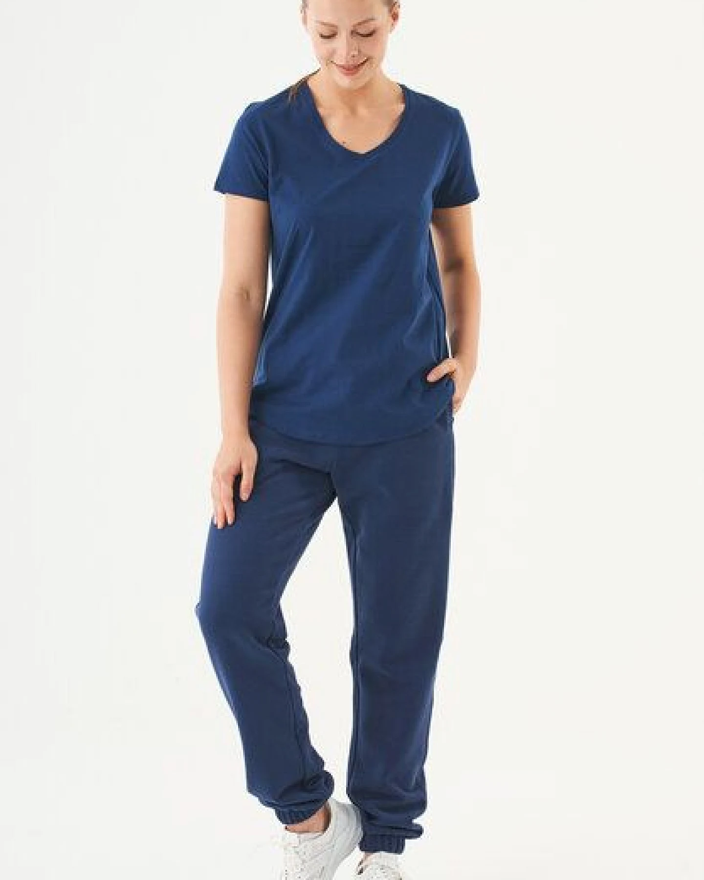 ORGANICATION ESSENTIALS-TUBA- Basic T-Shirt aus Bio-Baumwolle mit V-Ausschnitt – Ansicht 2