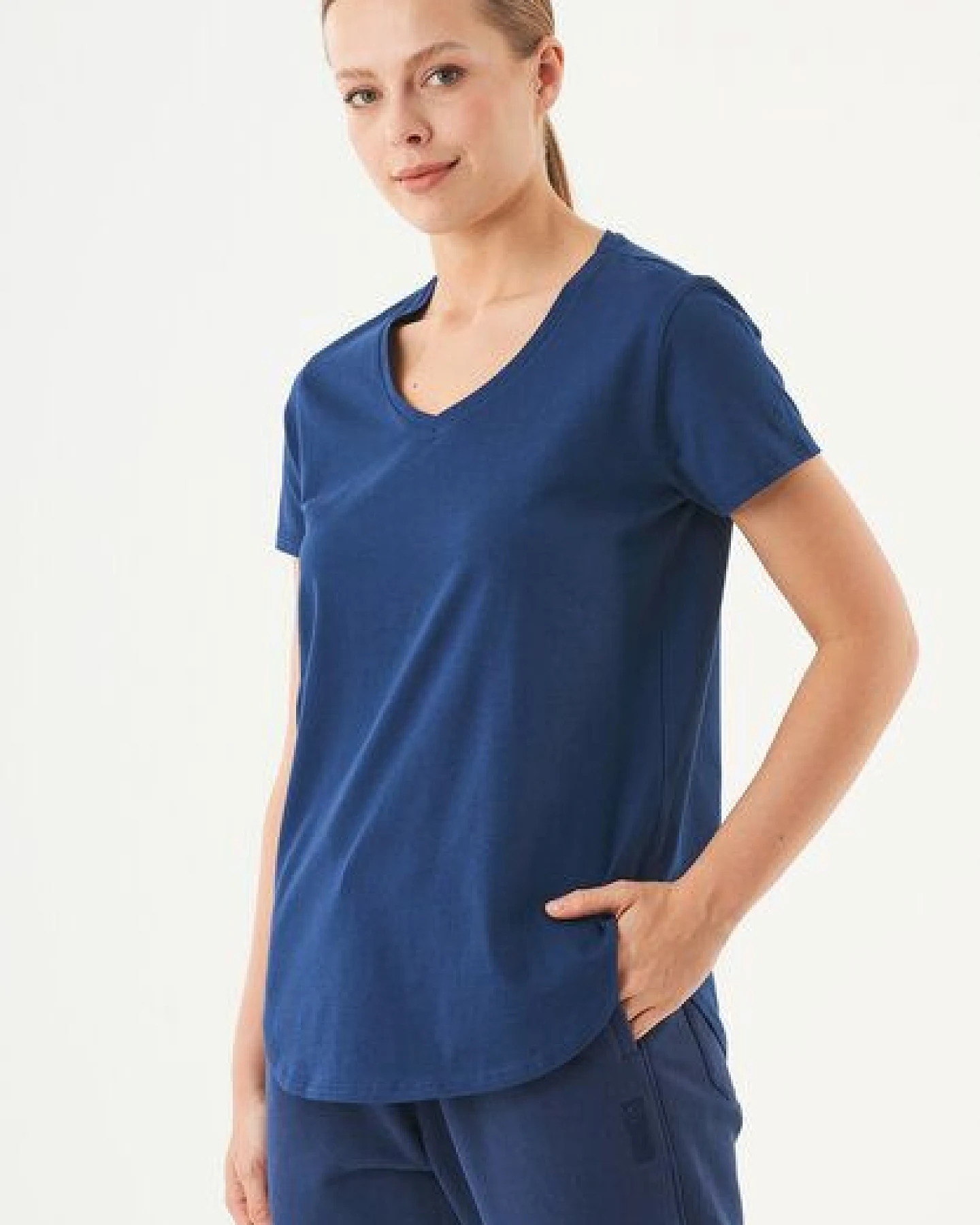 ORGANICATION ESSENTIALS-TUBA- Basic T-Shirt aus Bio-Baumwolle mit V-Ausschnitt – Ansicht 3