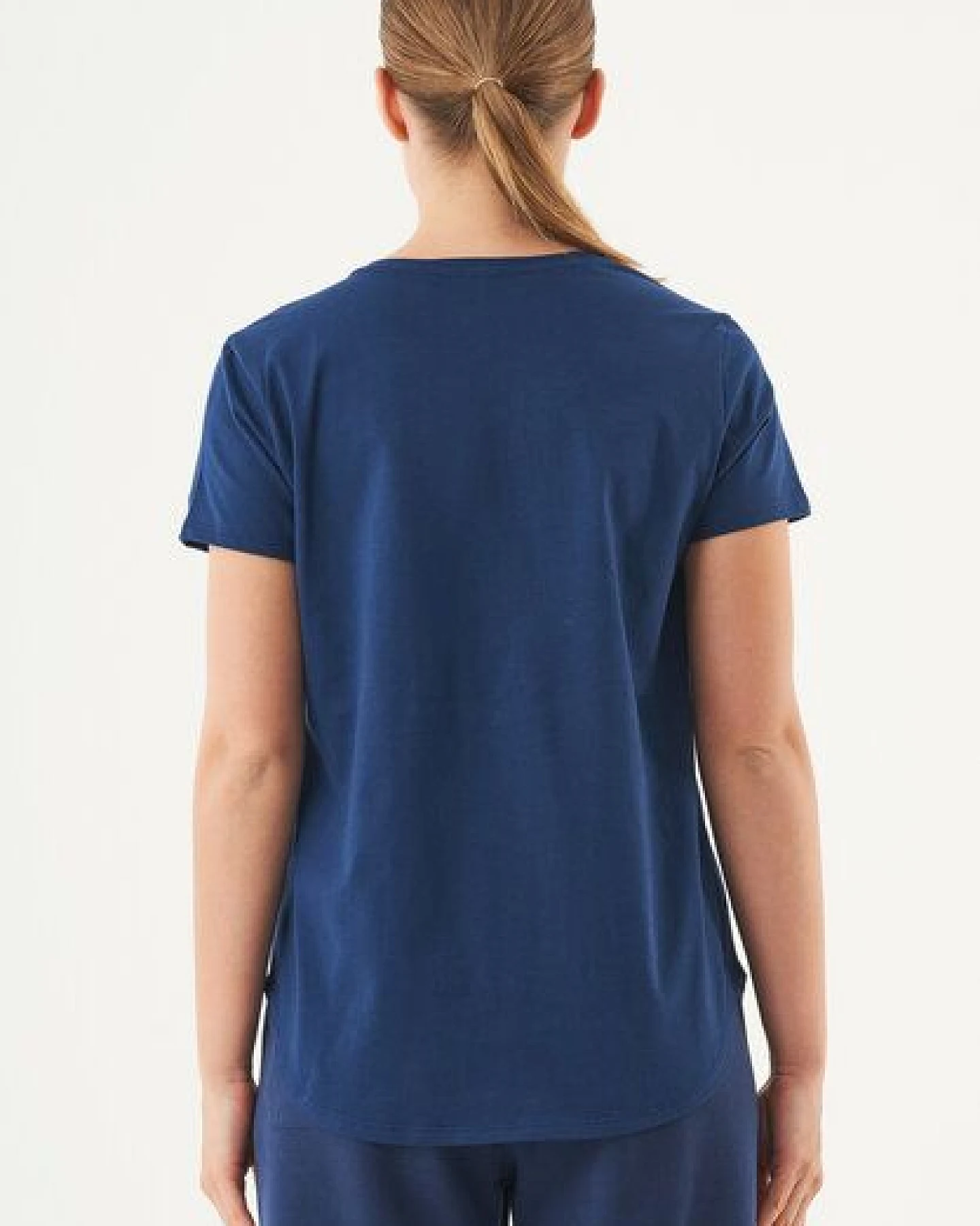 ORGANICATION ESSENTIALS-TUBA- Basic T-Shirt aus Bio-Baumwolle mit V-Ausschnitt – Ansicht 4