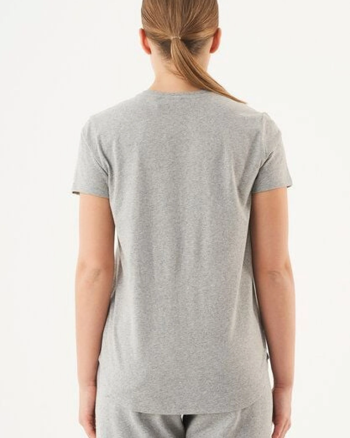 ORGANICATION ESSENTIALS-TUBA- Basic T-Shirt aus Bio-Baumwolle mit V-Ausschnitt – Ansicht 4