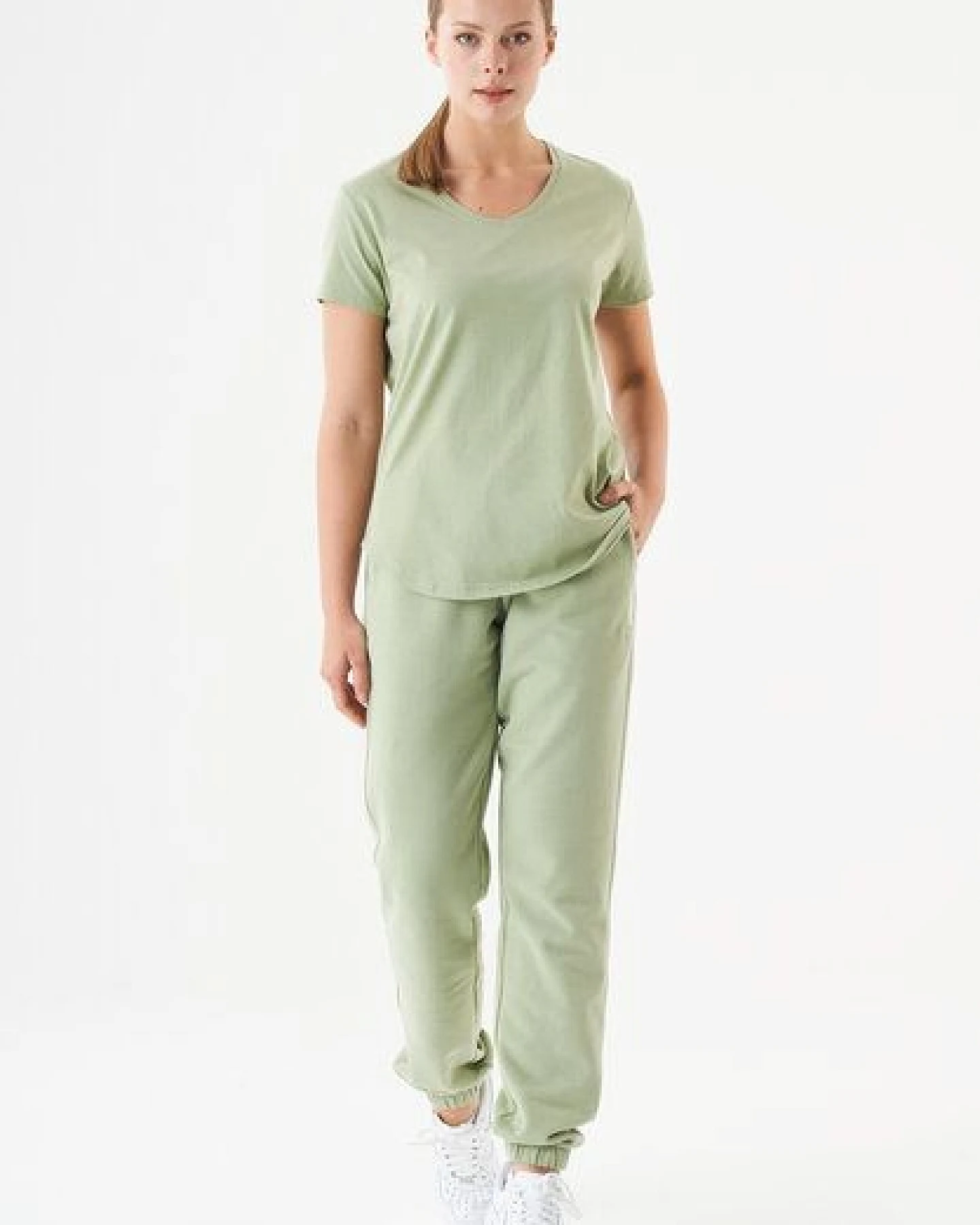 ORGANICATION ESSENTIALS-TUBA- Basic T-Shirt aus Bio-Baumwolle mit V-Ausschnitt – Ansicht 2
