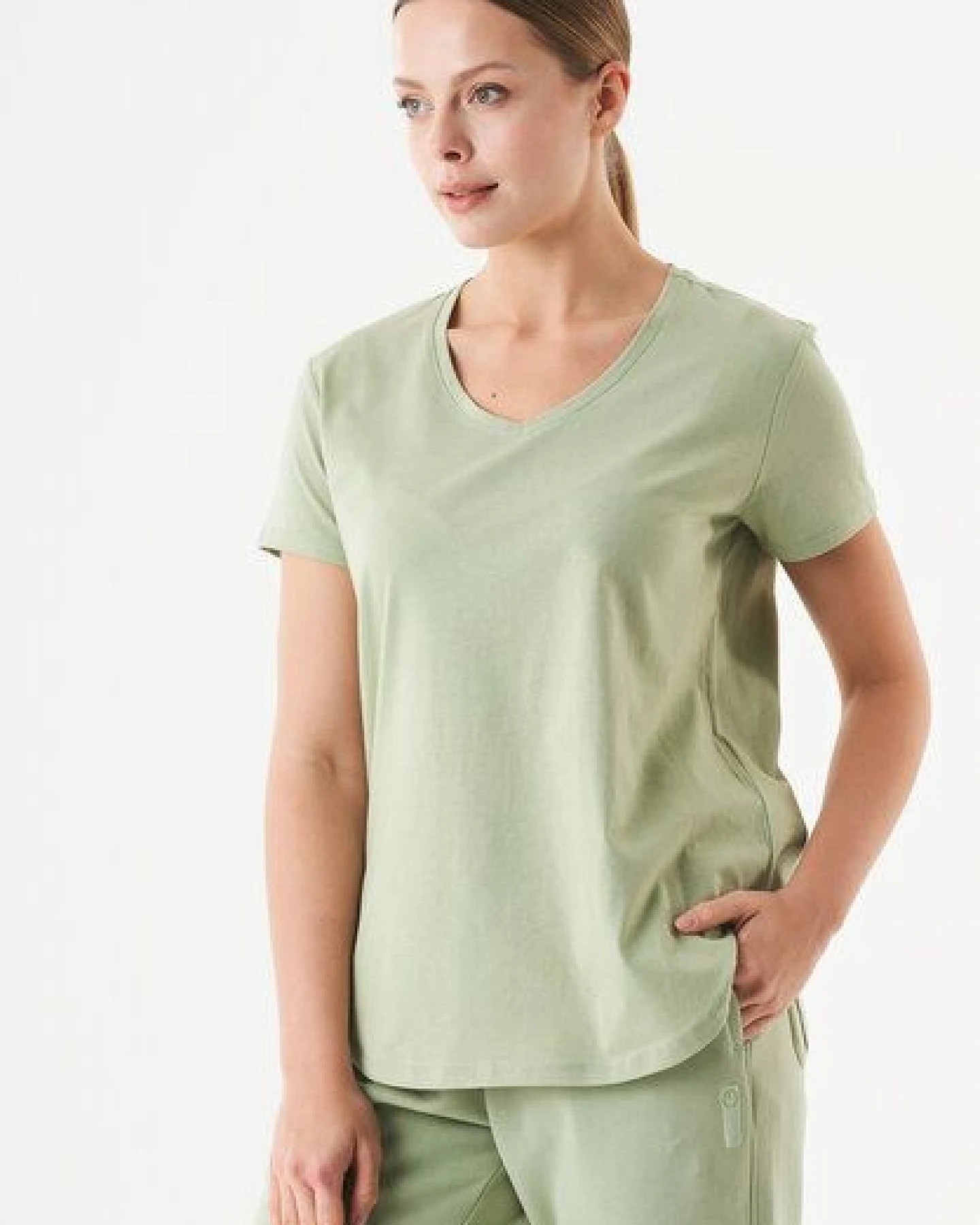 ORGANICATION ESSENTIALS-TUBA- Basic T-Shirt aus Bio-Baumwolle mit V-Ausschnitt – Ansicht 3