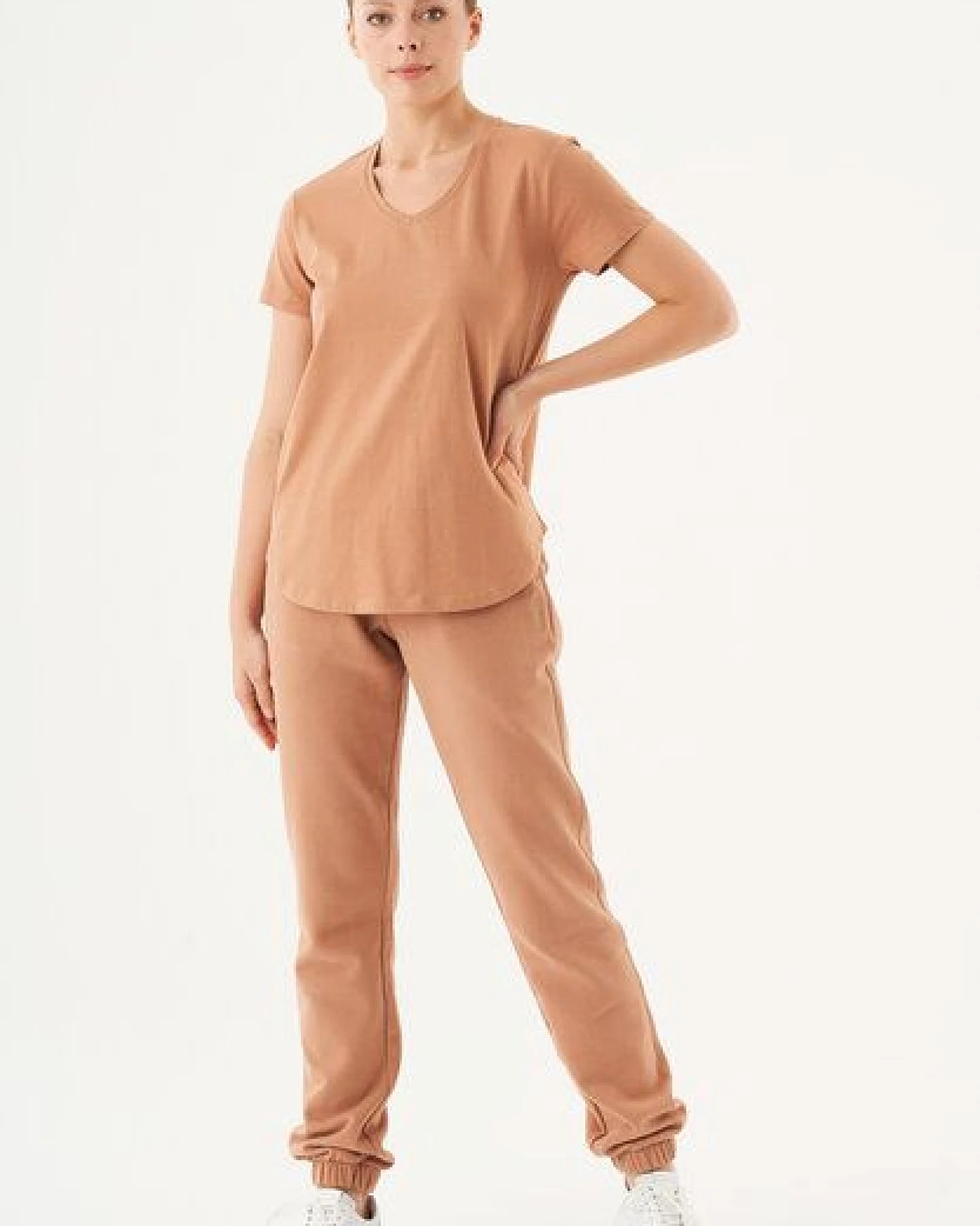 ORGANICATION ESSENTIALS-TUBA- Basic T-Shirt aus Bio-Baumwolle mit V-Ausschnitt – Ansicht 2