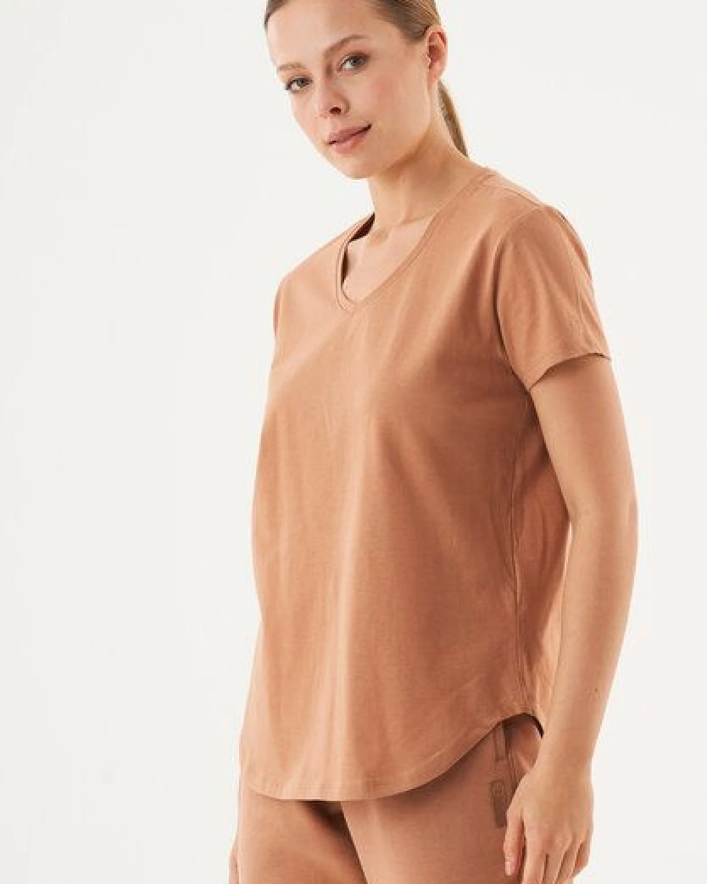 ORGANICATION ESSENTIALS-TUBA- Basic T-Shirt aus Bio-Baumwolle mit V-Ausschnitt – Ansicht 3