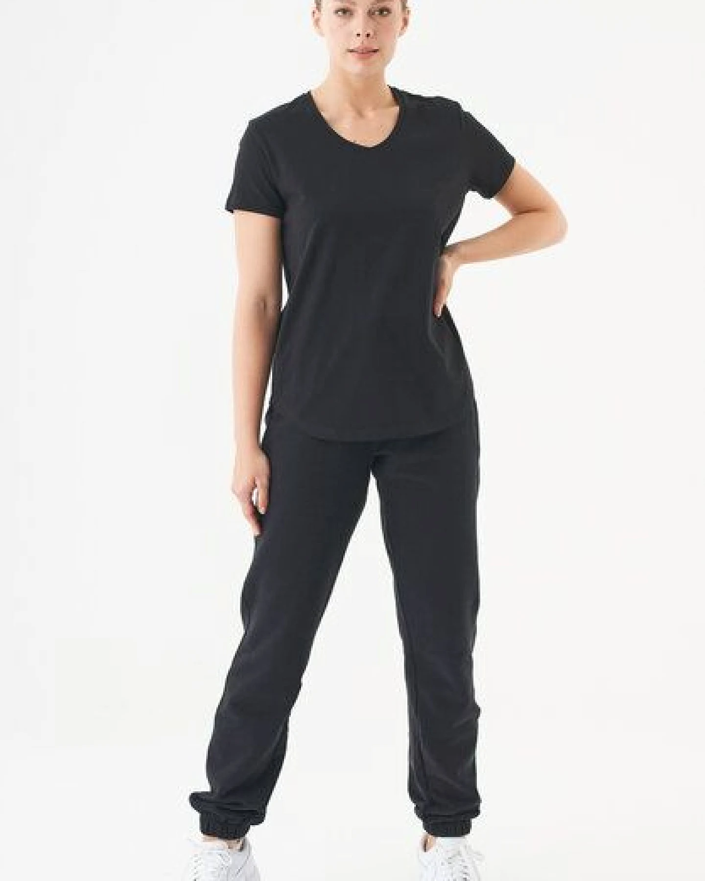 ORGANICATION ESSENTIALS-TUBA- Basic T-Shirt aus Bio-Baumwolle mit V-Ausschnitt – Ansicht 2