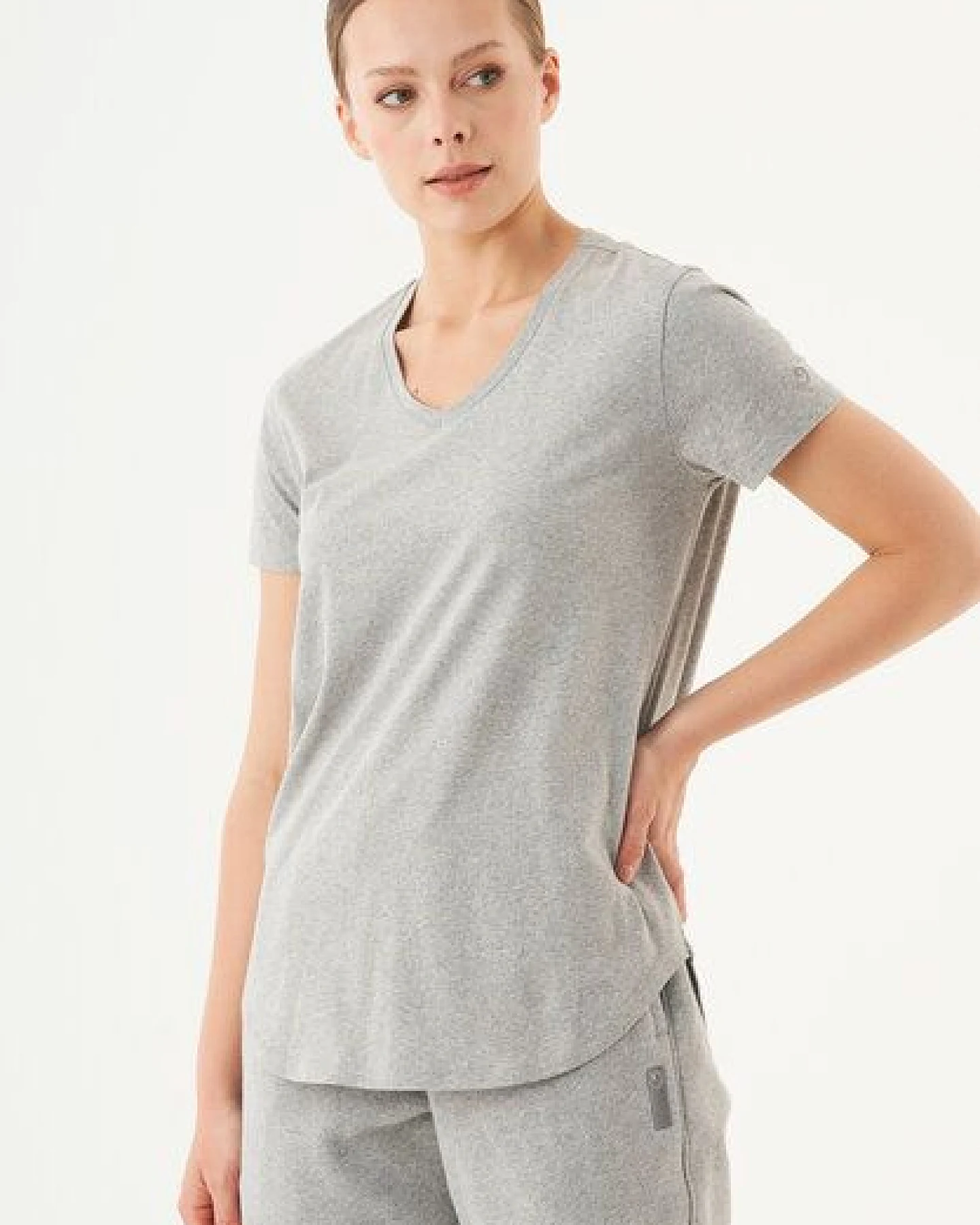 ORGANICATION ESSENTIALS-TUBA- Basic T-Shirt aus Bio-Baumwolle mit V-Ausschnitt – Ansicht 3