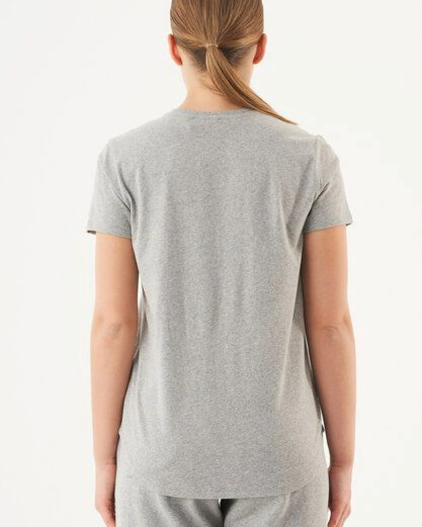ORGANICATION ESSENTIALS-TUBA- Basic T-Shirt aus Bio-Baumwolle mit V-Ausschnitt – Ansicht 4