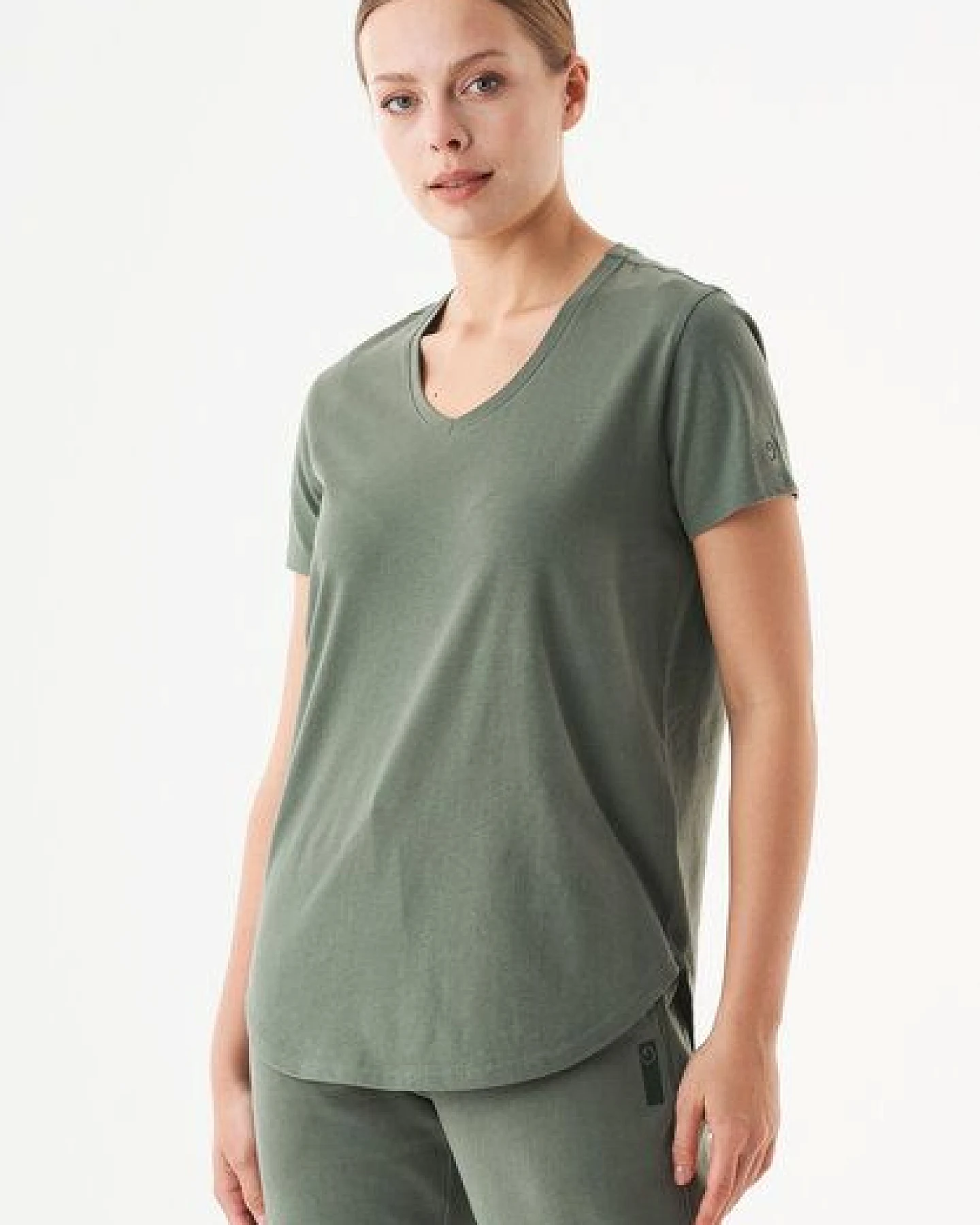 ORGANICATION ESSENTIALS-TUBA- Basic T-Shirt aus Bio-Baumwolle mit V-Ausschnitt – Ansicht 3