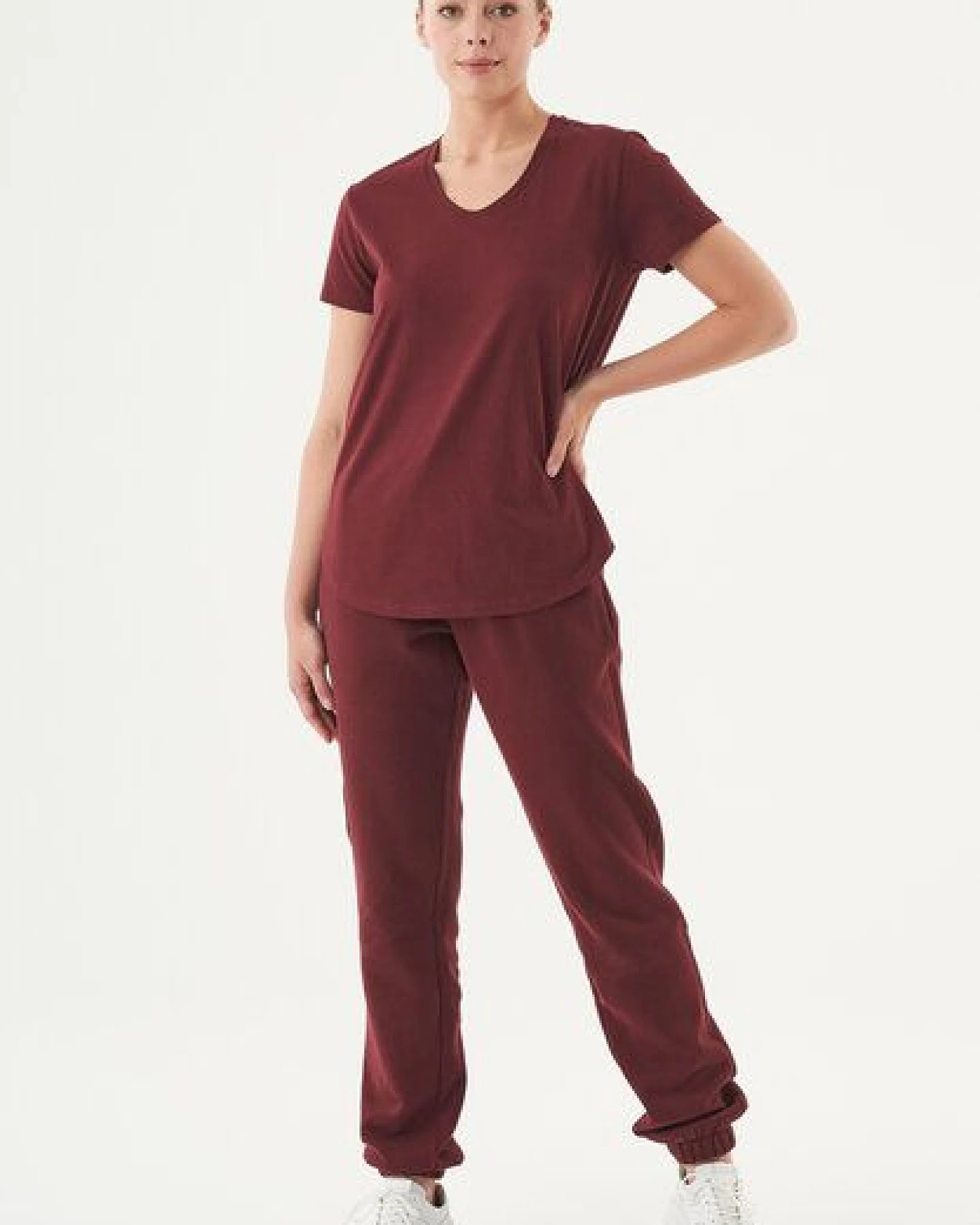 ORGANICATION ESSENTIALS-TUBA- Basic T-Shirt aus Bio-Baumwolle mit V-Ausschnitt – Ansicht 2