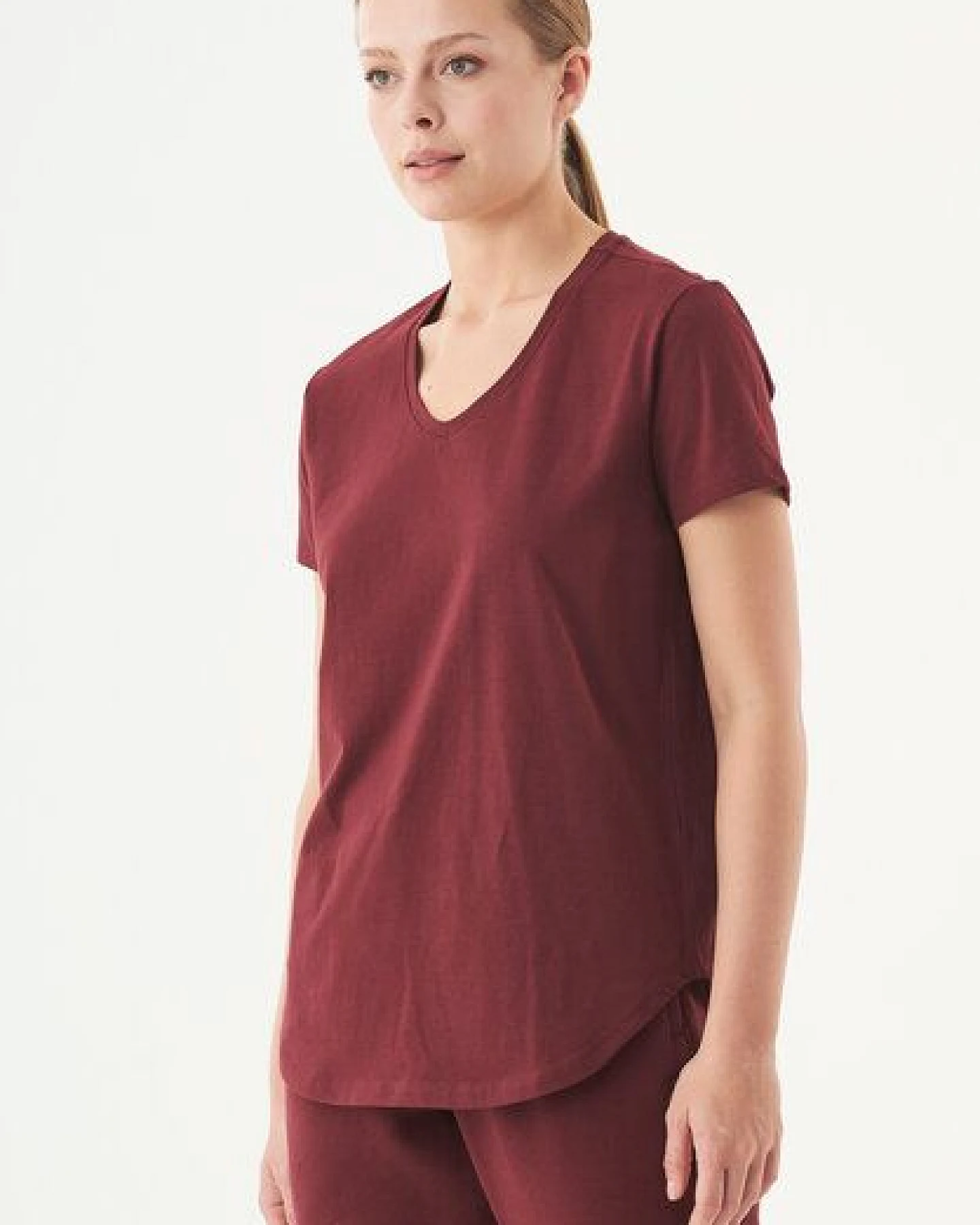 ORGANICATION ESSENTIALS-TUBA- Basic T-Shirt aus Bio-Baumwolle mit V-Ausschnitt – Ansicht 3