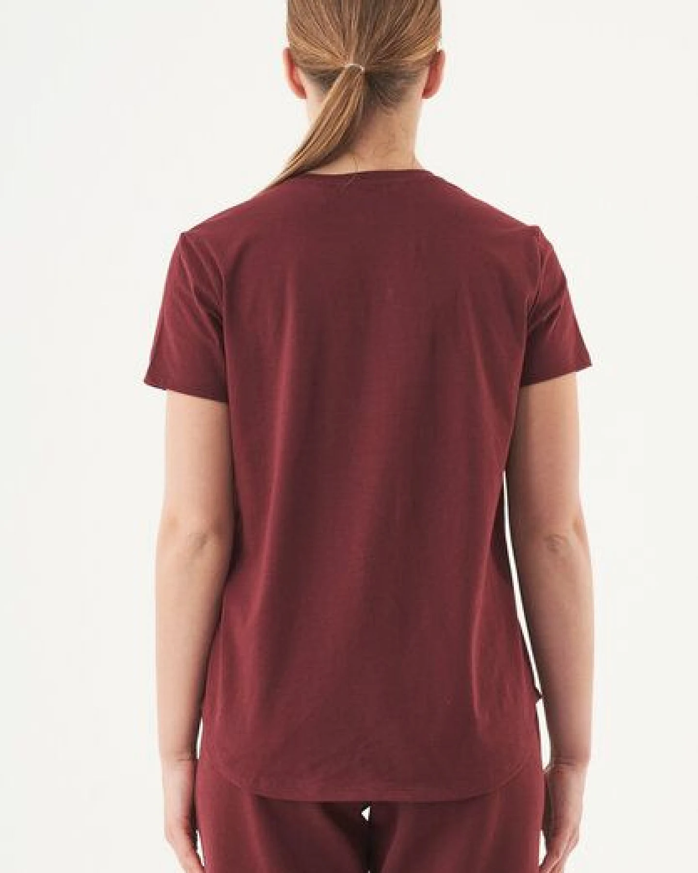 ORGANICATION ESSENTIALS-TUBA- Basic T-Shirt aus Bio-Baumwolle mit V-Ausschnitt – Ansicht 4