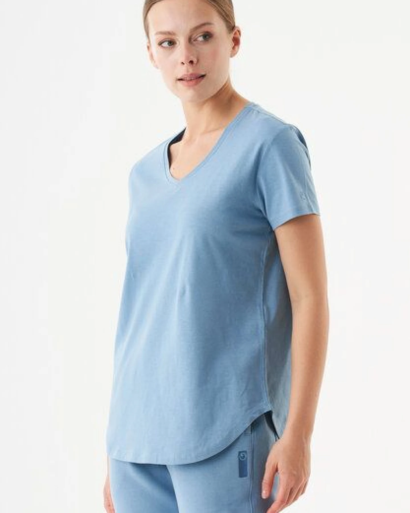 ORGANICATION ESSENTIALS-TUBA- Basic T-Shirt aus Bio-Baumwolle mit V-Ausschnitt – Ansicht 3