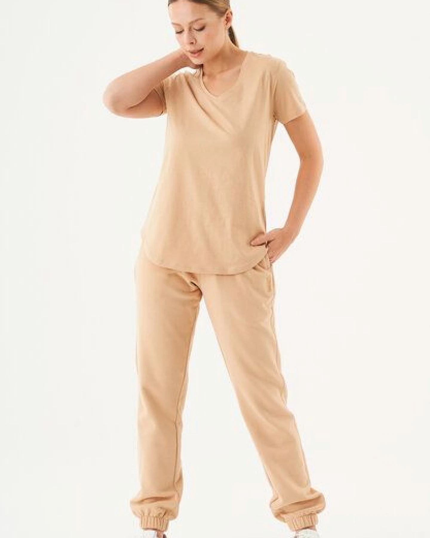 ORGANICATION ESSENTIALS-TUBA- Basic T-Shirt aus Bio-Baumwolle mit V-Ausschnitt – Ansicht 2