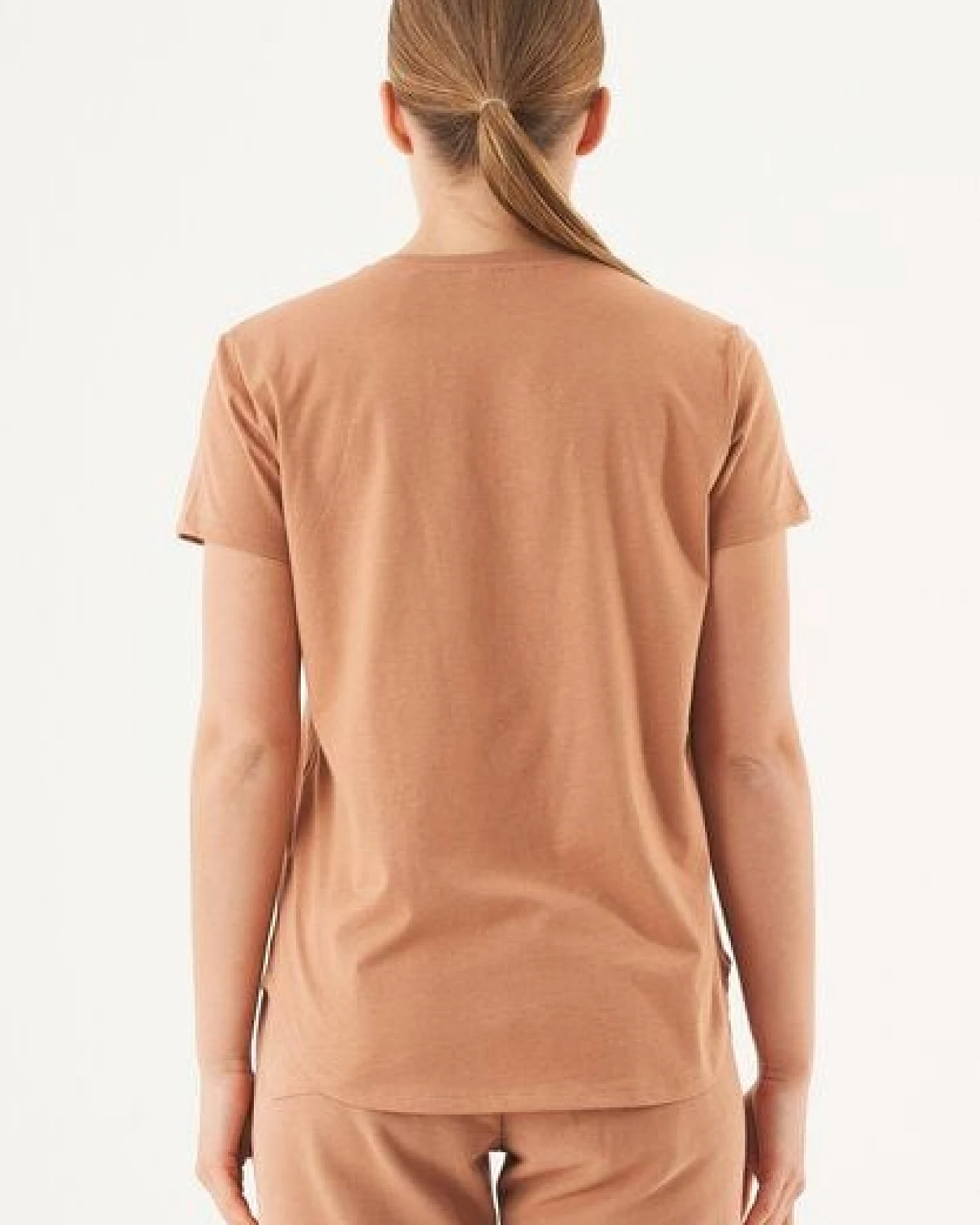 ORGANICATION ESSENTIALS-TUBA- Basic T-Shirt aus Bio-Baumwolle mit V-Ausschnitt – Ansicht 4