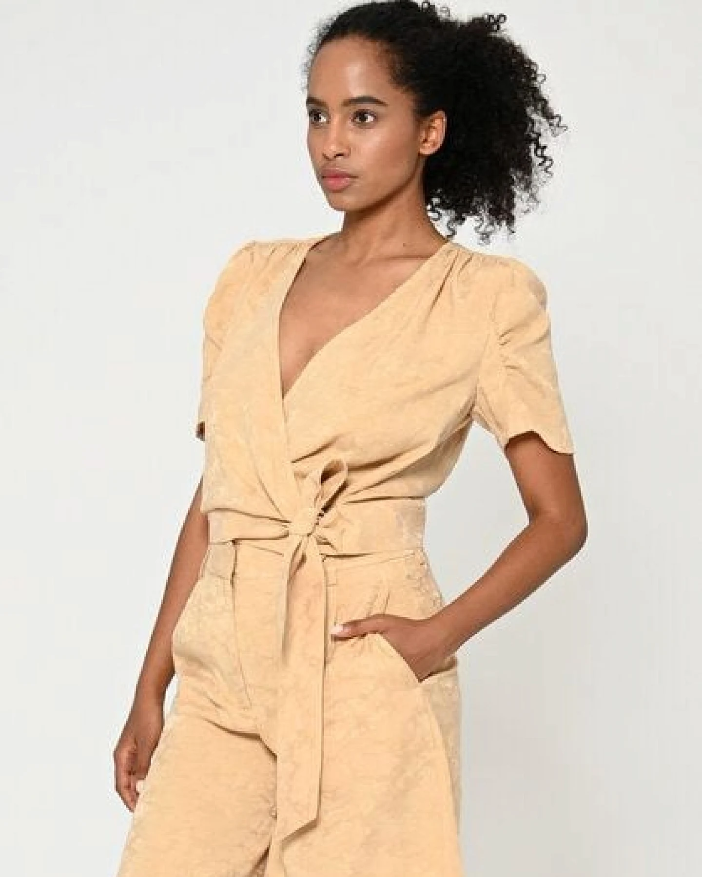 Lovjoi Blouse SILURI Wickelbluse mit Puffärmeln und Schleife – Ansicht 2