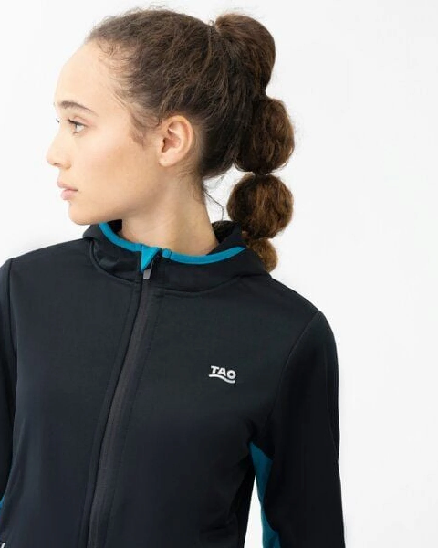 TAO Sportswear Warme, wasserdichte Damen Laufjacke BJARKA mit Kapuze und Daumenschlaufe – Ansicht 2