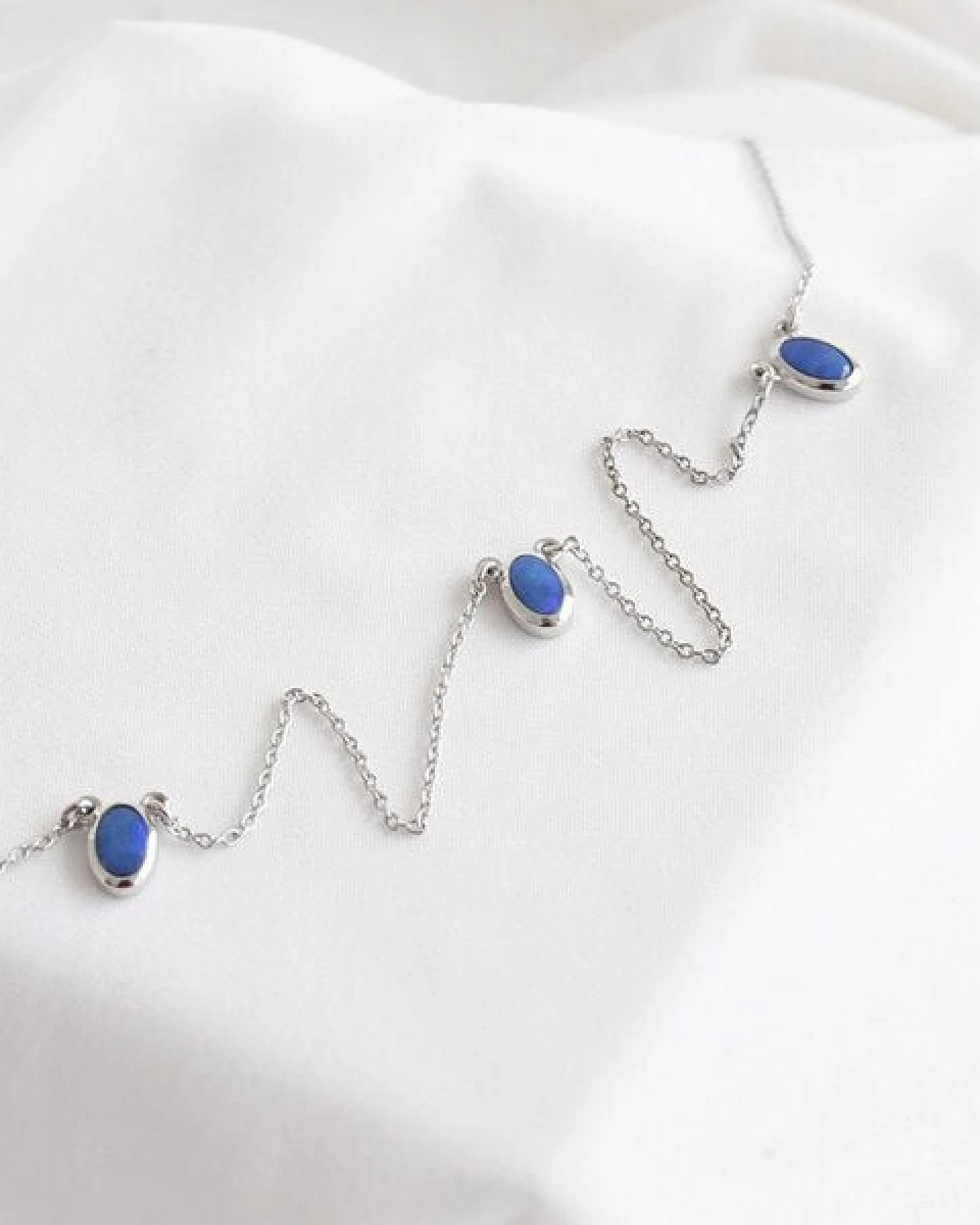 Eppi Goldene Kette mit drei blauen Opalen Juuso – Ansicht 4