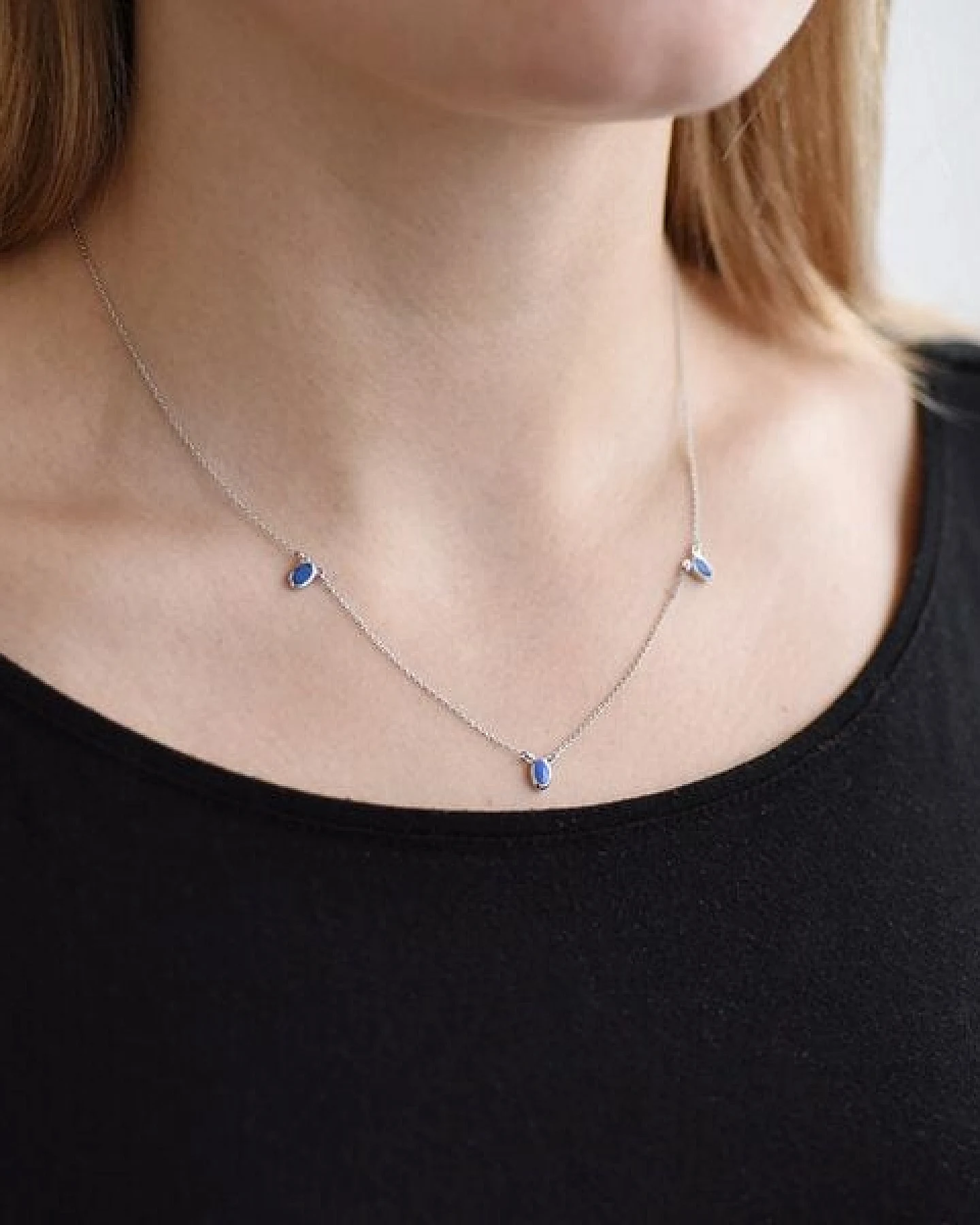 Eppi Goldene Kette mit drei blauen Opalen Juuso – Ansicht 3