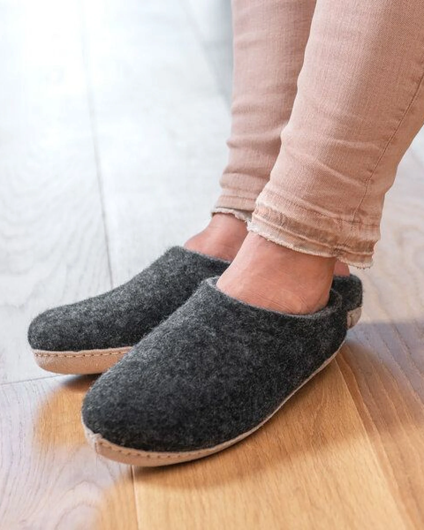 naturling Filz Damen Hausschuhe mit weicher Ledersohle – Ansicht 3