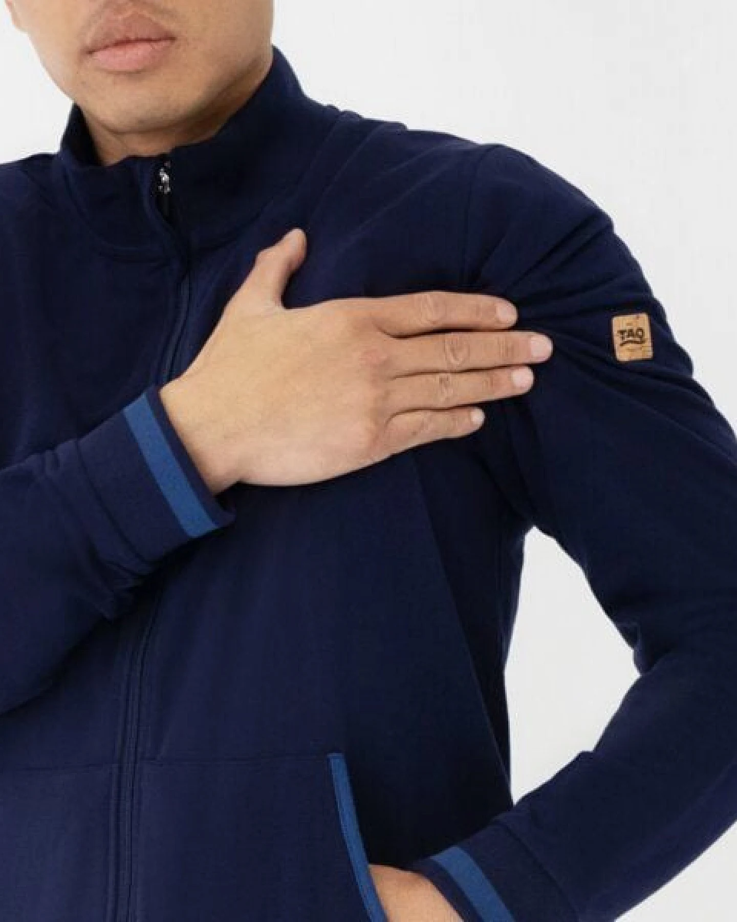 TAO Sportswear Bequeme Herren Freizeitjacke aus Bio-Baumwolle Ingo mit farblichen Akzent – Ansicht 3