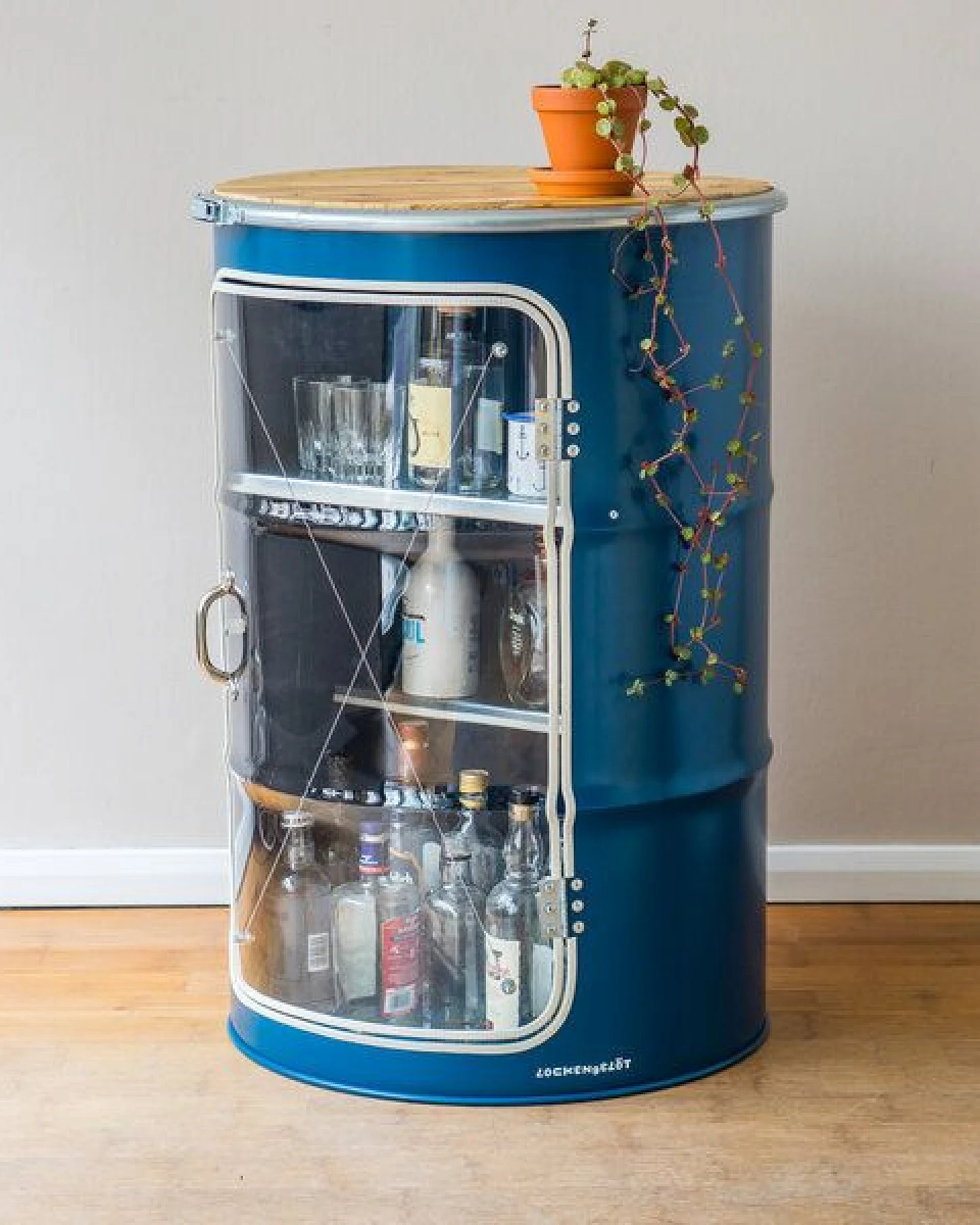 Lockengelöt Hausbar Vitrine aus einem Hamburger Ölfass. – Ansicht 3