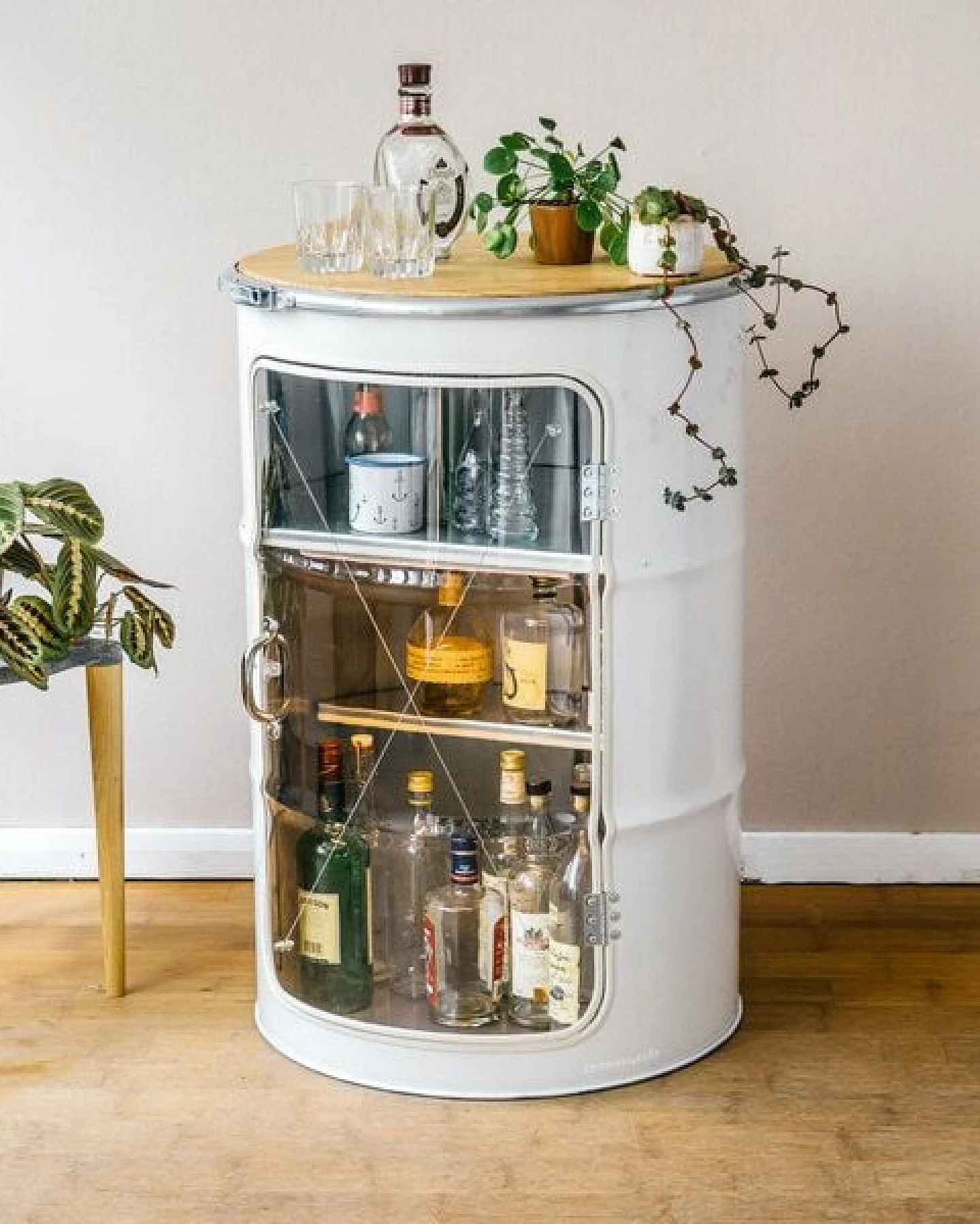 Lockengelöt Hausbar Vitrine aus einem Hamburger Ölfass. – Ansicht 3