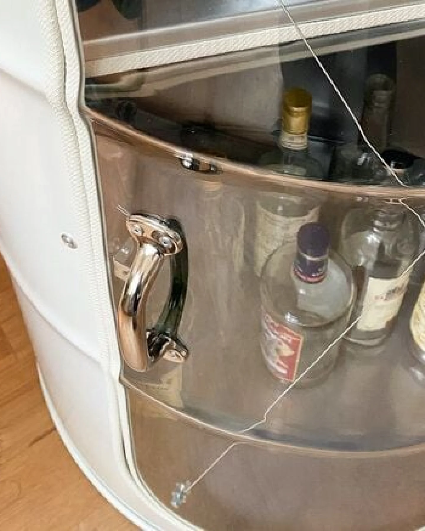 Lockengelöt Hausbar Vitrine aus einem Hamburger Ölfass. – Ansicht 4