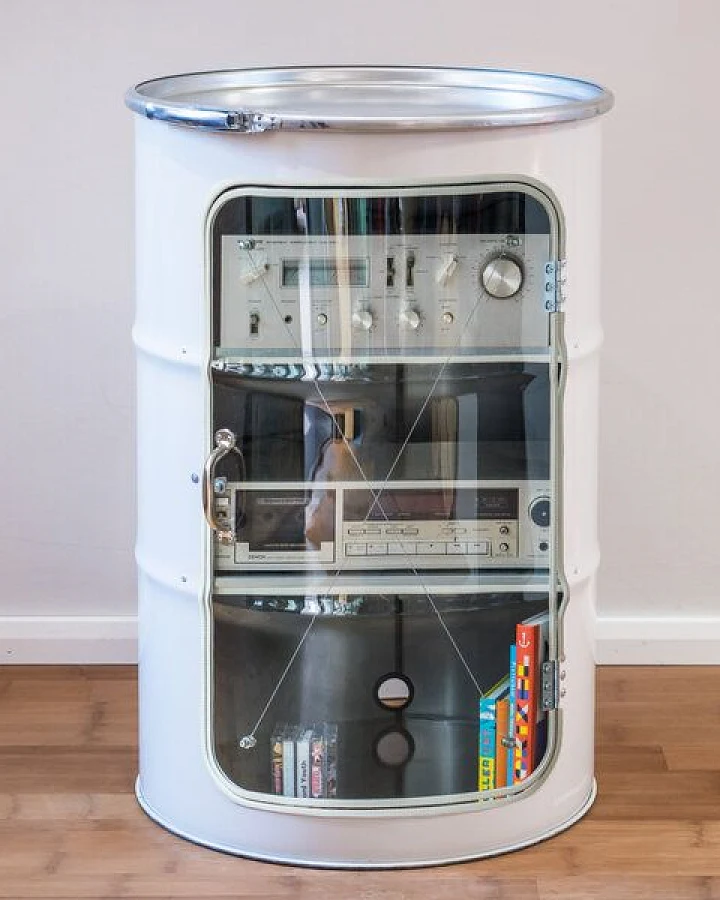Lockengelöt HiFi Vitrine aus einem Hamburger Ölfass
