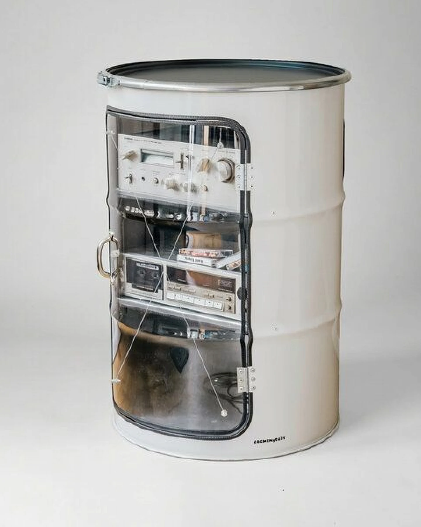Lockengelöt HiFi Vitrine aus einem Hamburger Ölfass – Ansicht 2