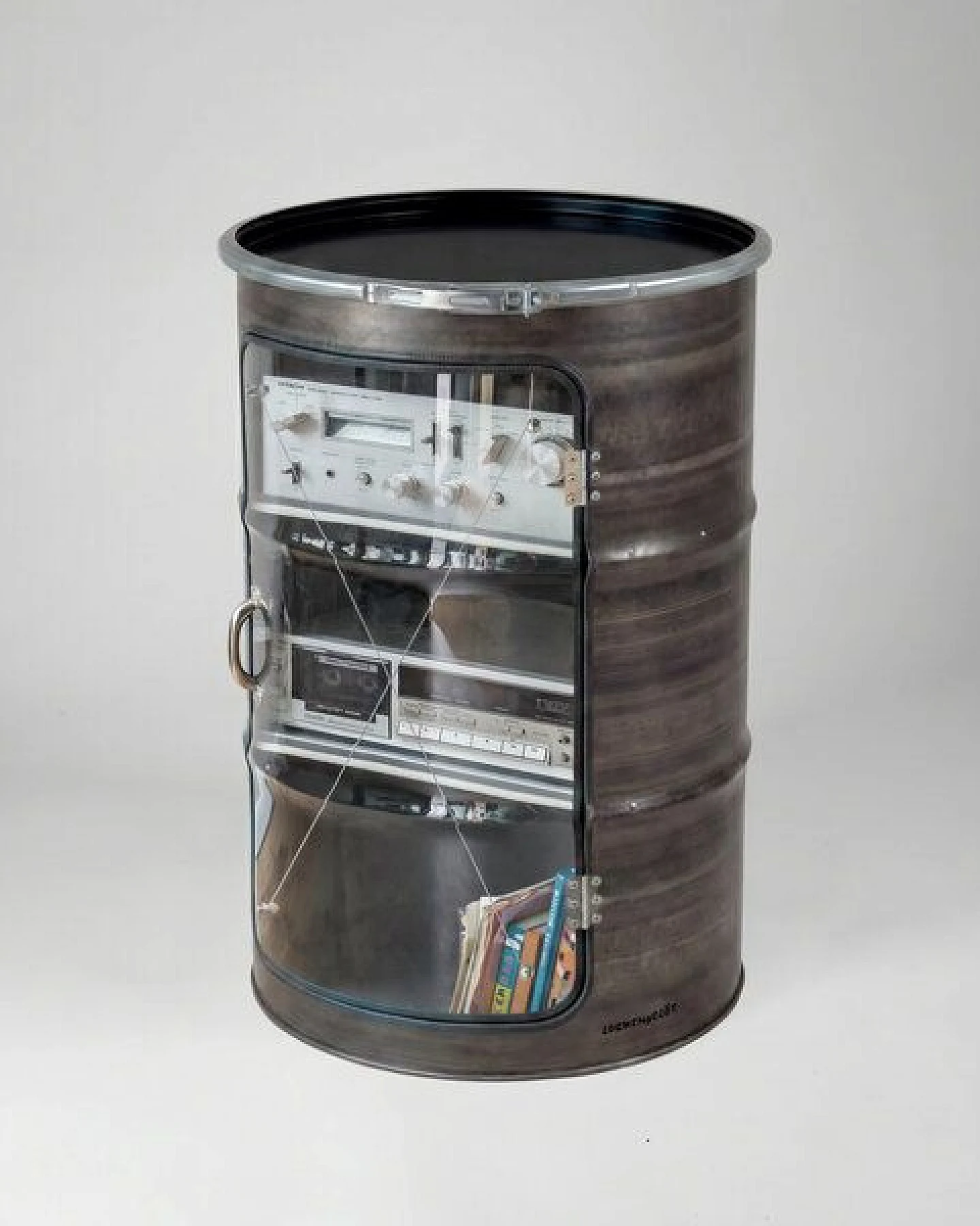 Lockengelöt HiFi Vitrine aus einem Hamburger Ölfass – Ansicht 2