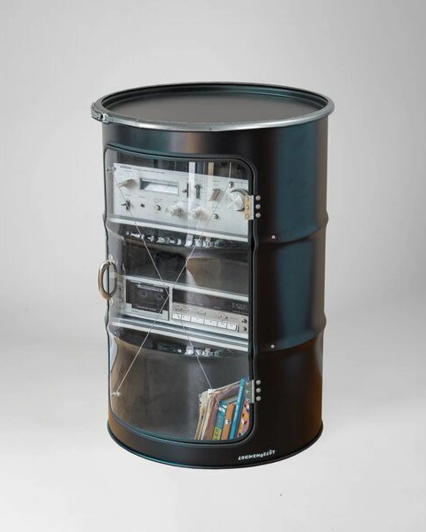 Lockengelöt HiFi Vitrine aus einem Hamburger Ölfass – Ansicht 2
