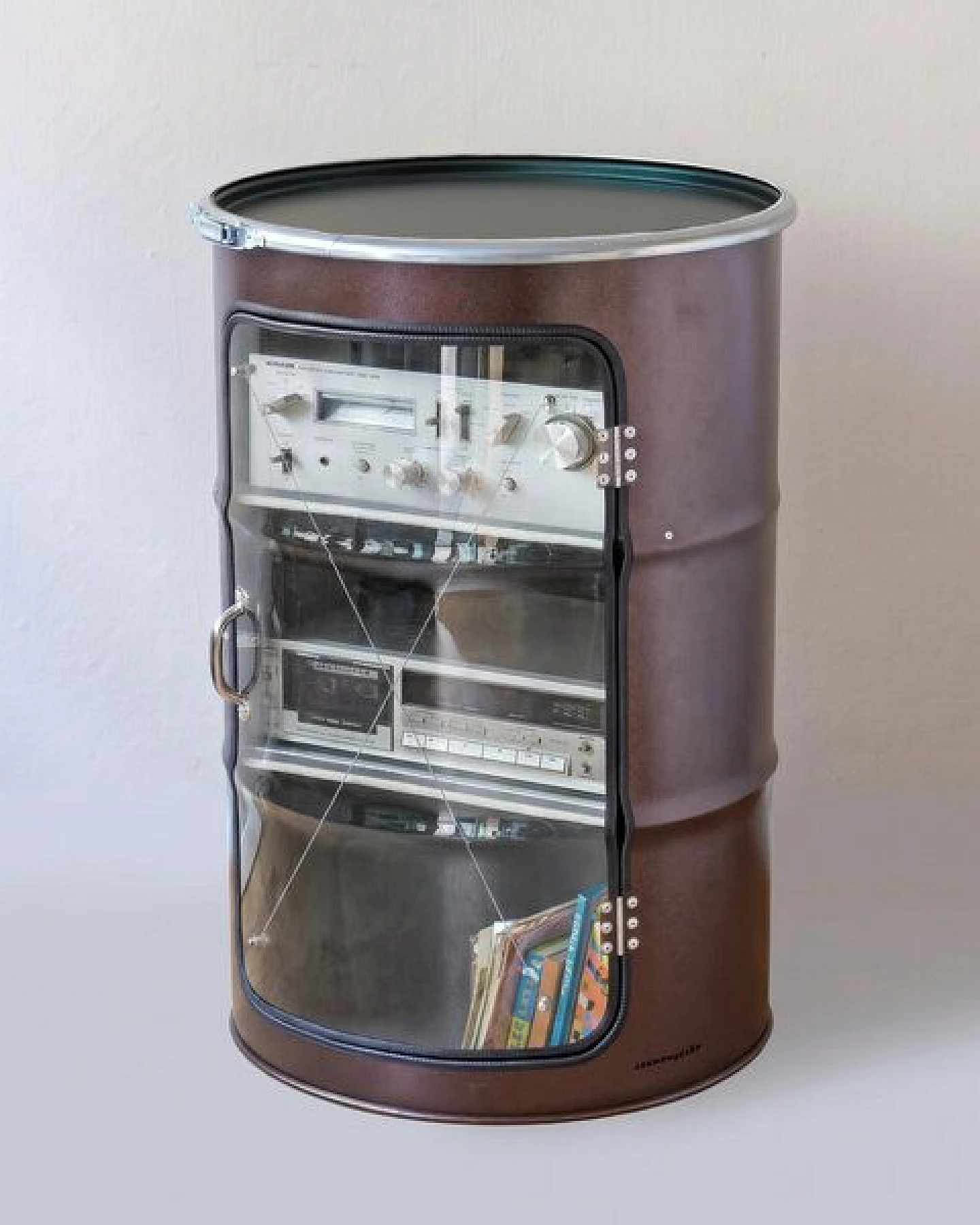Lockengelöt HiFi Vitrine aus einem Hamburger Ölfass – Ansicht 2