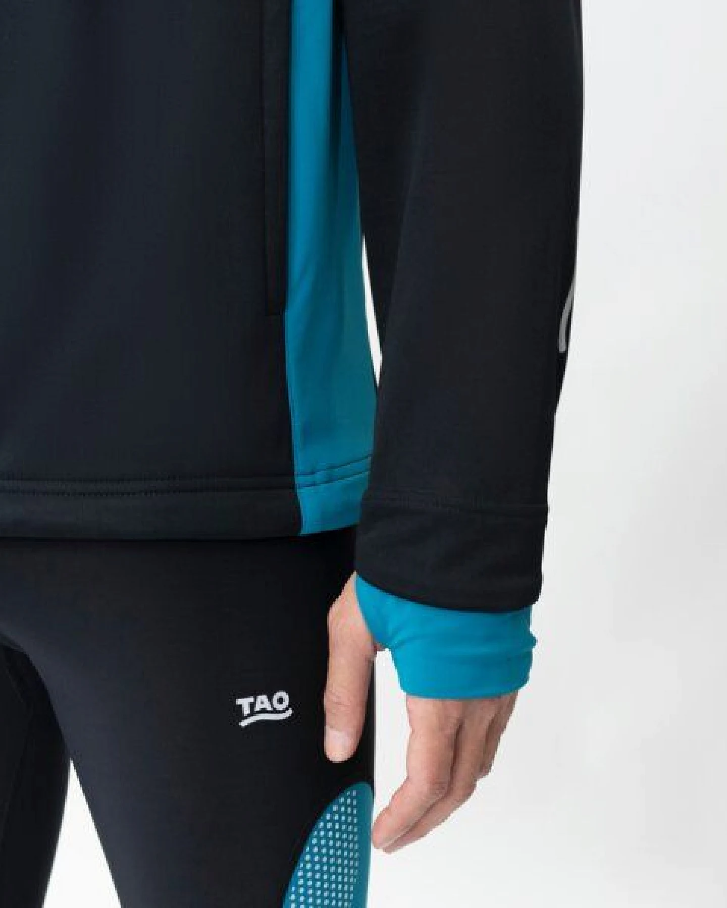 TAO Sportswear Warme Herren Laufjacke EDVIN mit Kapuze und Handschlaufe – Ansicht 3