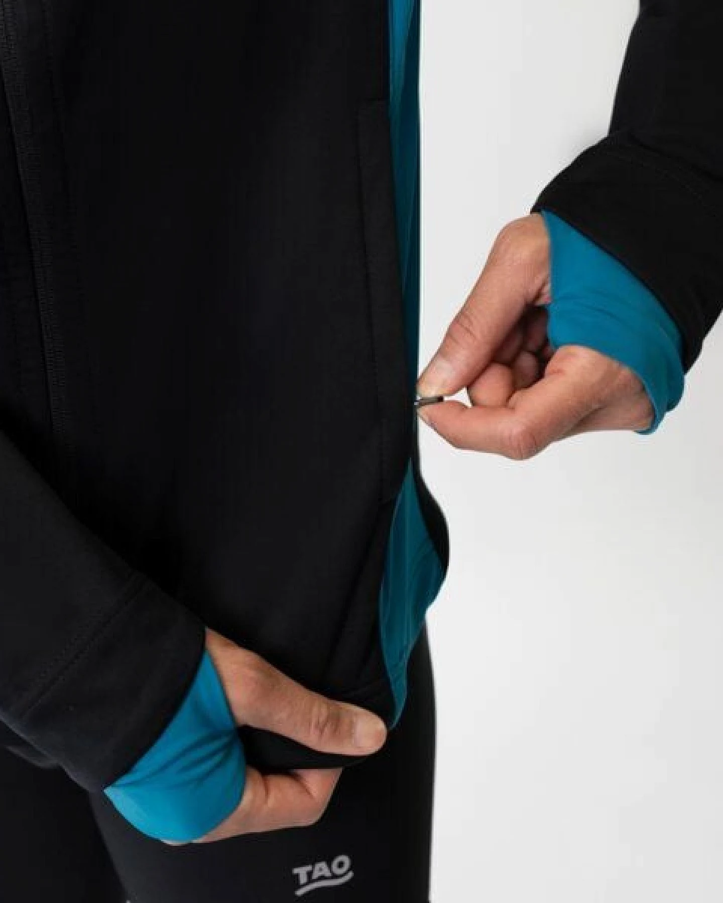 TAO Sportswear Warme Herren Laufjacke EDVIN mit Kapuze und Handschlaufe – Ansicht 4