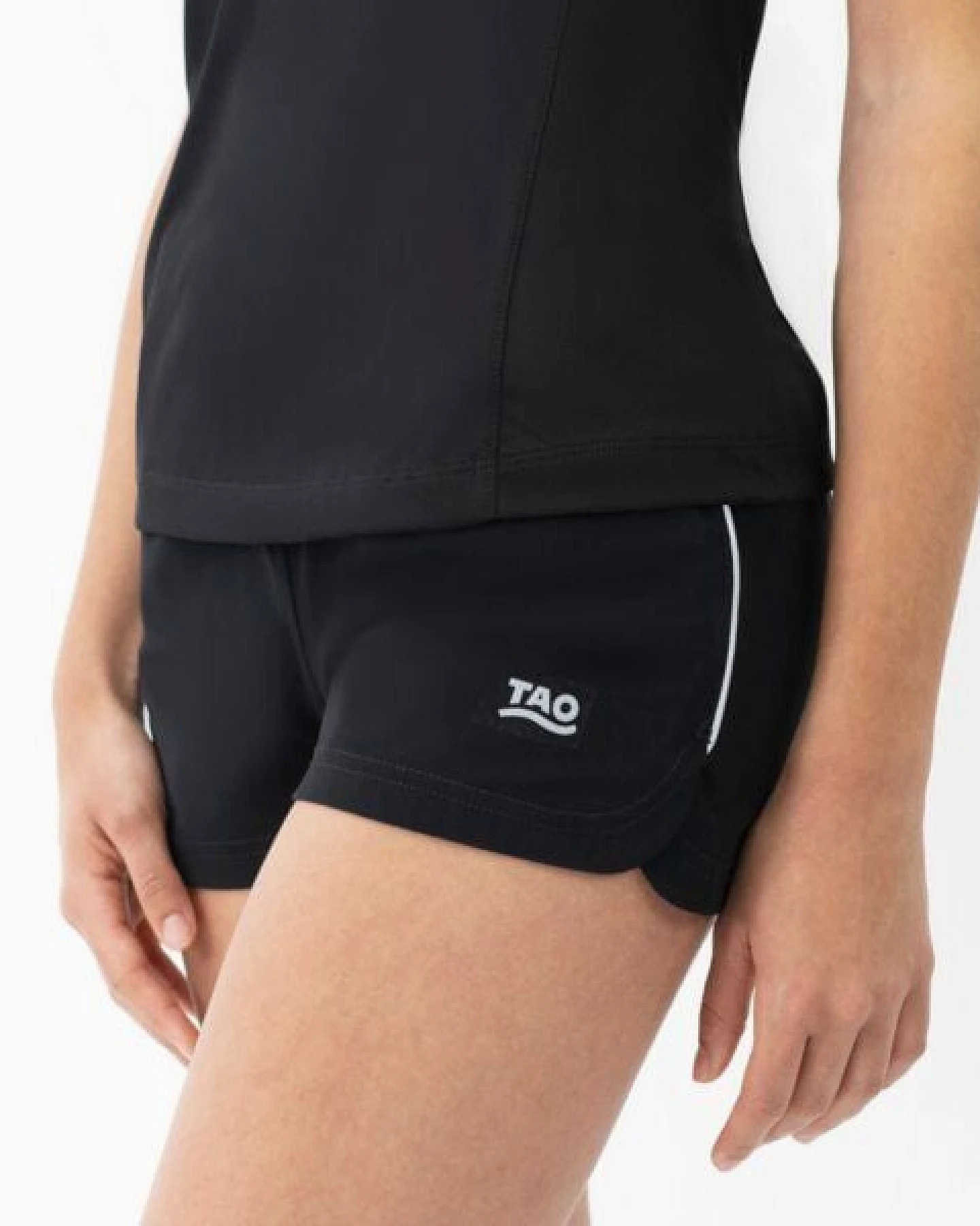 TAO Sportswear Lockere Damen Laufshort KIKE mit feststellbarer Reißverschlusstasche – Ansicht 3