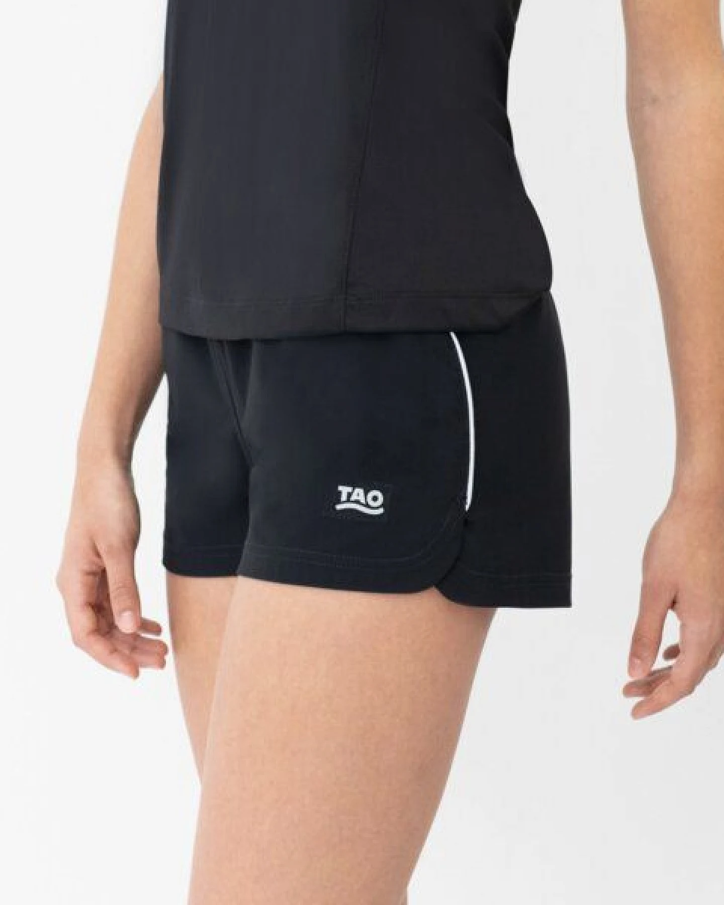 TAO Sportswear Lockere Damen Laufshort KIKE mit feststellbarer Reißverschlusstasche – Ansicht 2