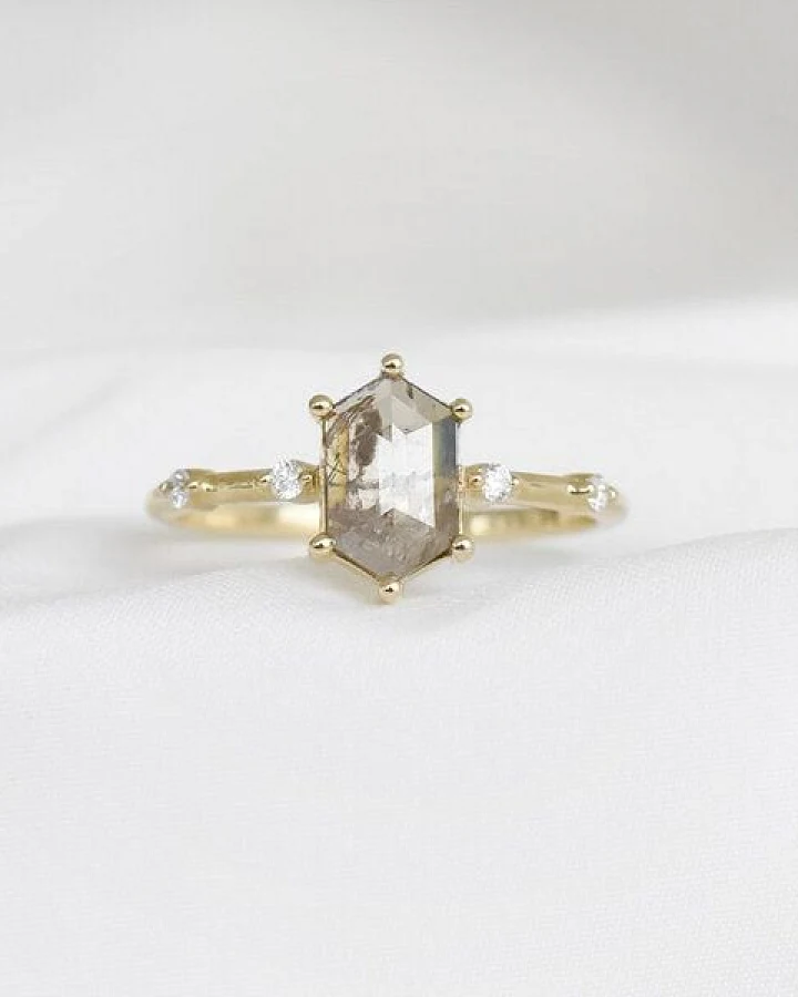 Eppi Goldring mit Hexagon Salt and Pepper Diamant Justine