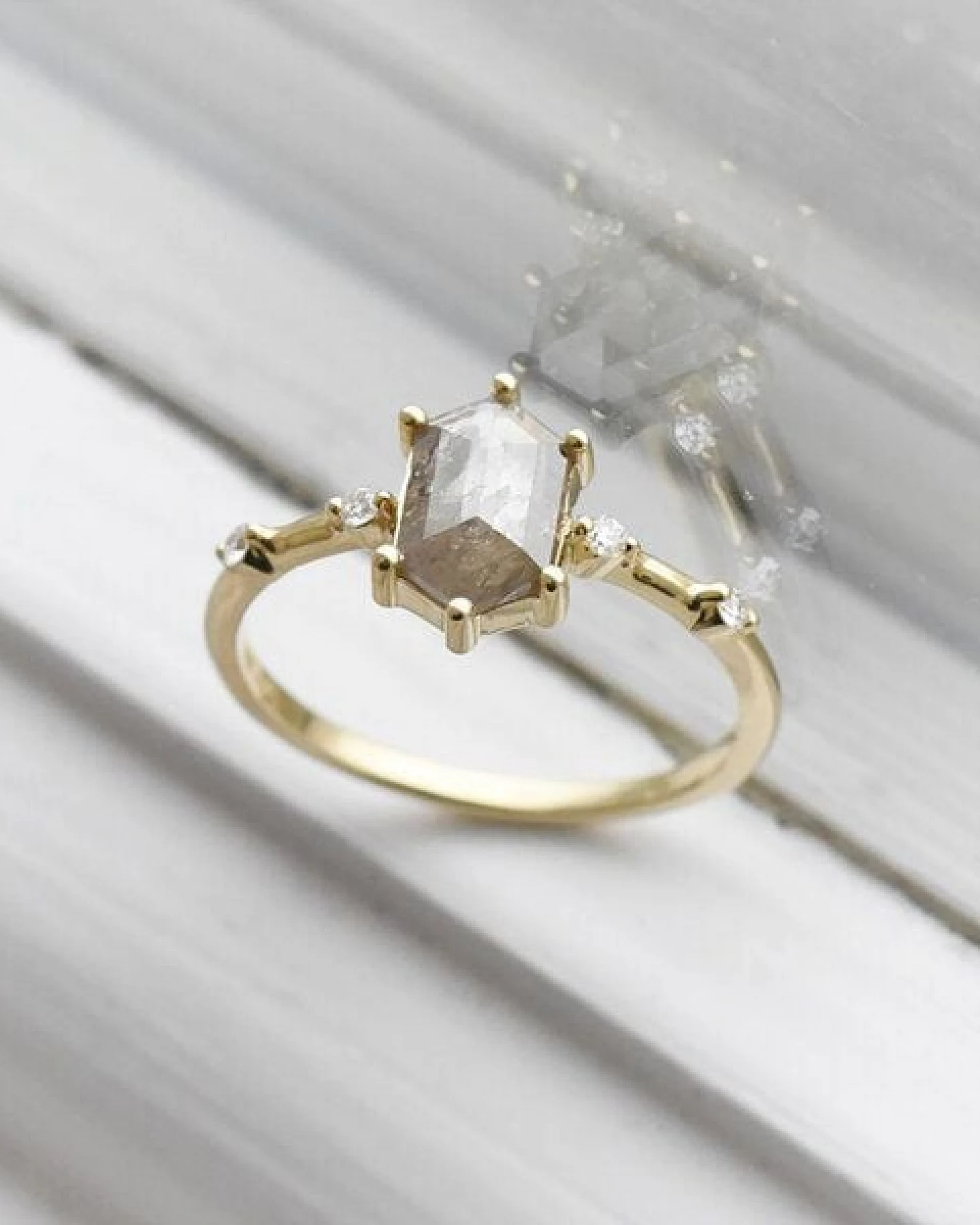 Eppi Goldring mit Hexagon Salt and Pepper Diamant Justine – Ansicht 4