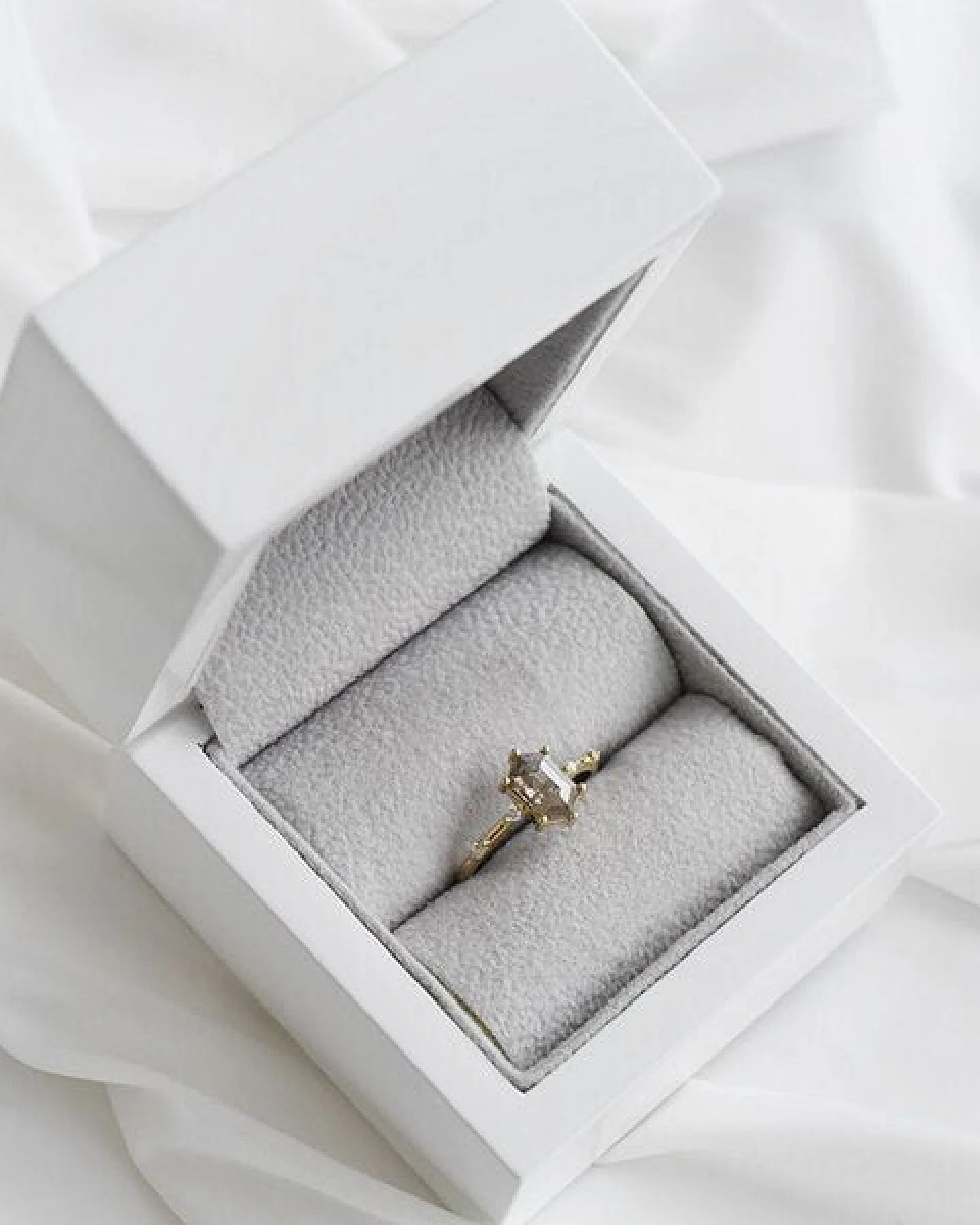 Eppi Goldring mit Hexagon Salt and Pepper Diamant Justine – Ansicht 3