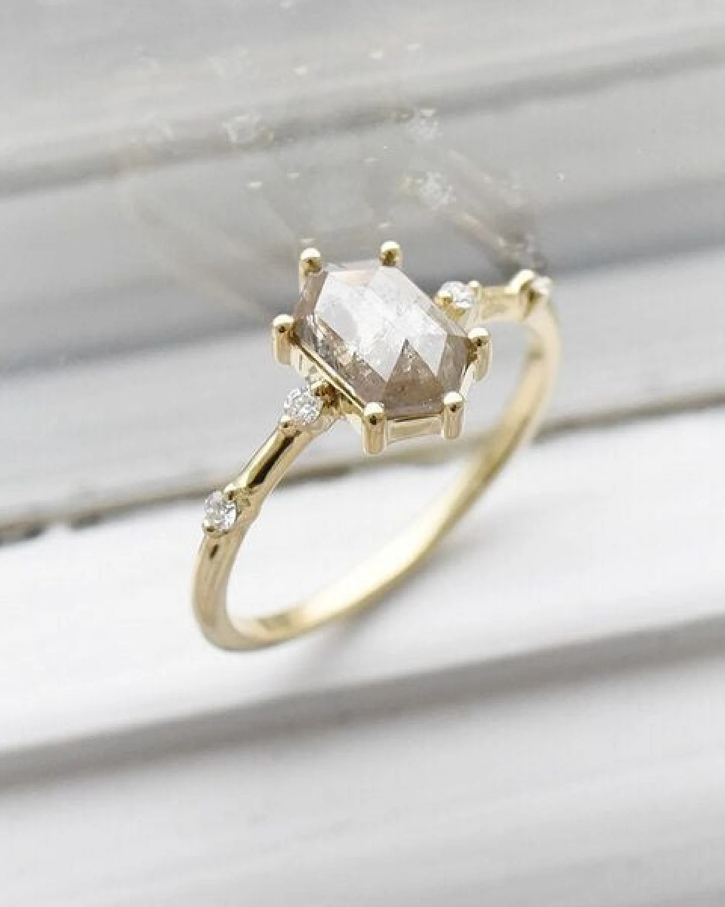 Eppi Goldring mit Hexagon Salt and Pepper Diamant Justine – Ansicht 2