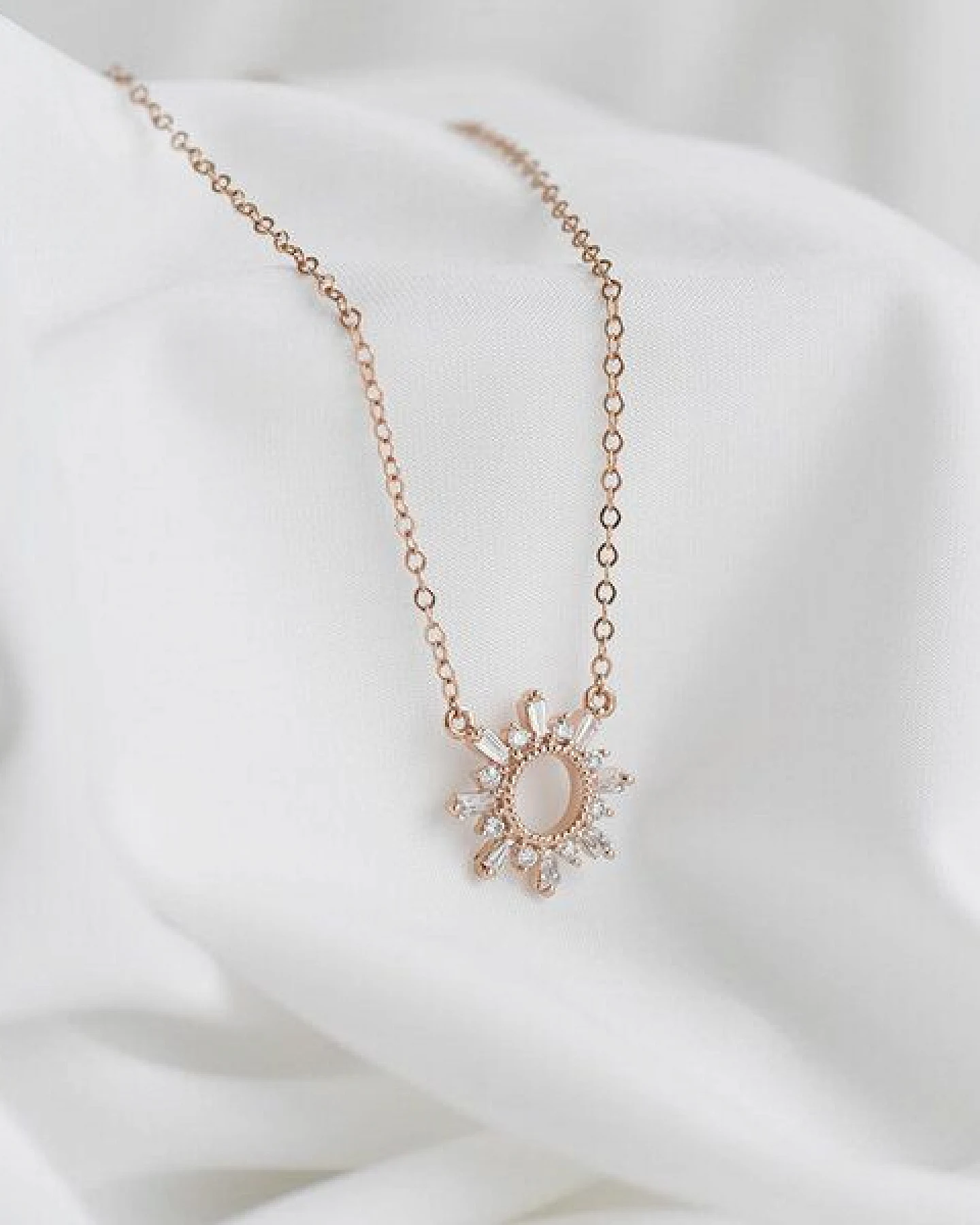 Eppi Kette mit Synthetischen Baguette und Round Diamanten Caibre – Ansicht 2