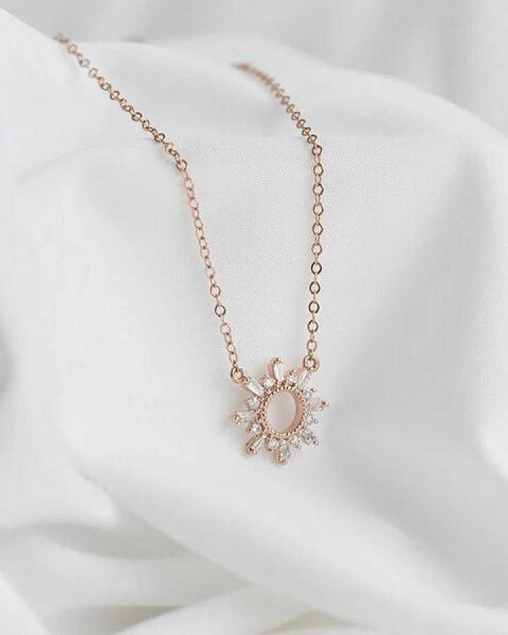 Eppi Kette mit Synthetischen Baguette und Round Diamanten Caibre
